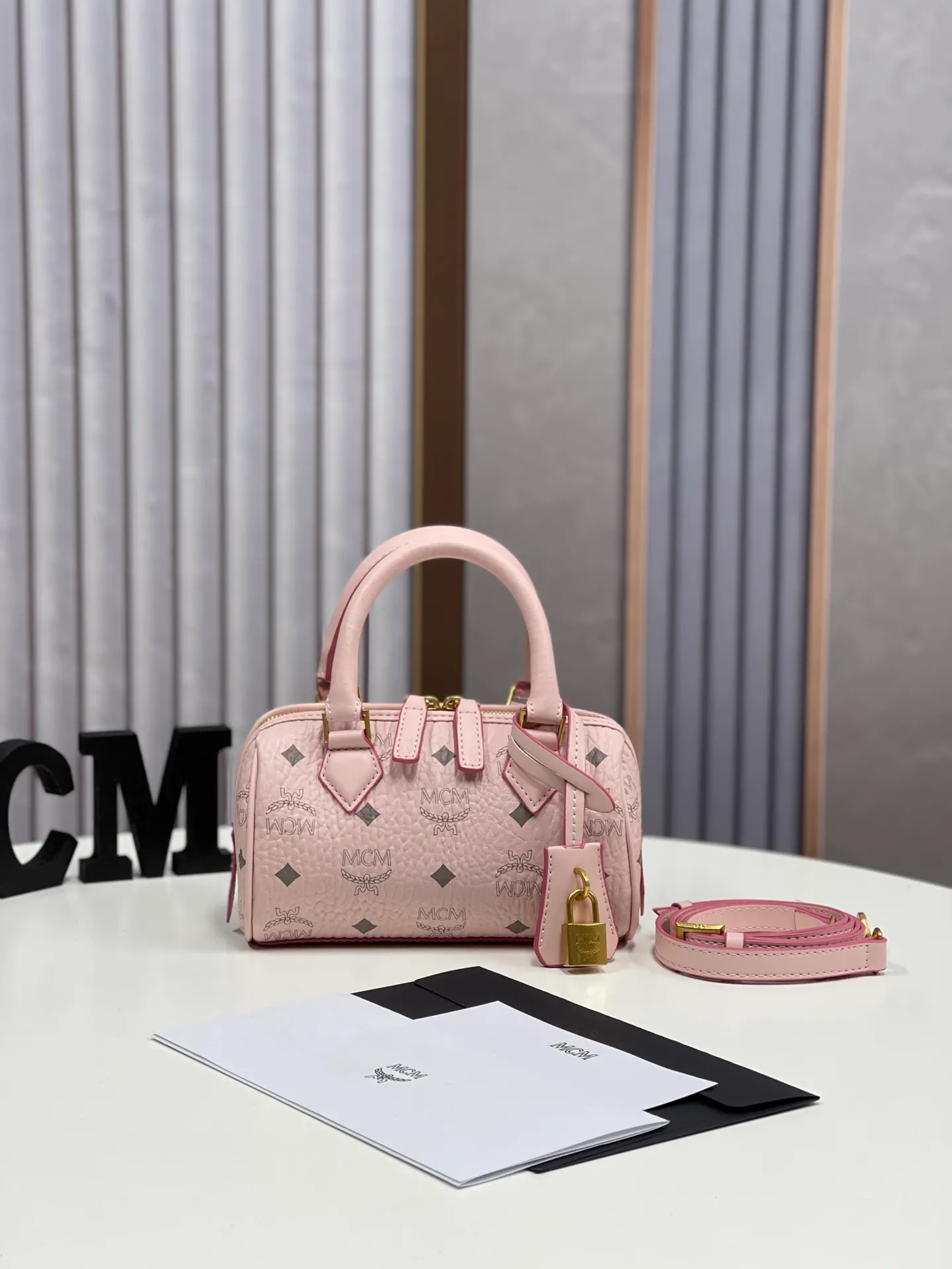 Batch 400💰MCM's new upgrade✈️New Boston mini pillow bag💐with gift box🎁Packaging [Exclusive real shot] Model: 701 Mini Boston With leather tag and engraved logo metal padlock, this Boston handbag is made of classic Visetos materials, which pays tribute to MCM's roots in travel. Its shape is reminiscent of a weekender bag, with clean lines and an extended zipper for easy opening. The workmanship is fine and meticulous. Size: 18*9.5cm