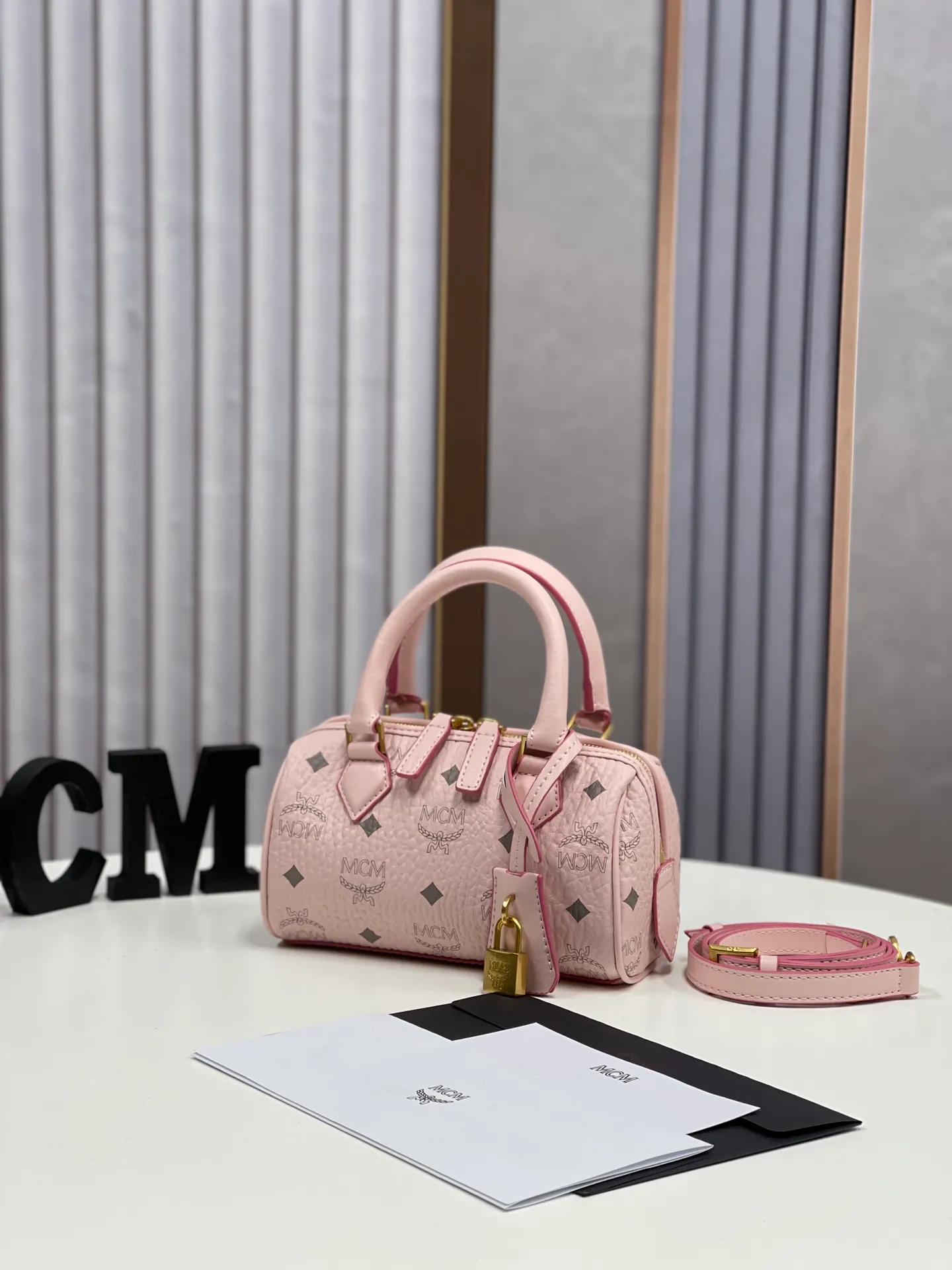 Batch 400💰MCM's new upgrade✈️New Boston mini pillow bag💐with gift box🎁Packaging [Exclusive real shot] Model: 701 Mini Boston With leather tag and engraved logo metal padlock, this Boston handbag is made of classic Visetos materials, which pays tribute to MCM's roots in travel. Its shape is reminiscent of a weekender bag, with clean lines and an extended zipper for easy opening. The workmanship is fine and meticulous. Size: 18*9.5cm