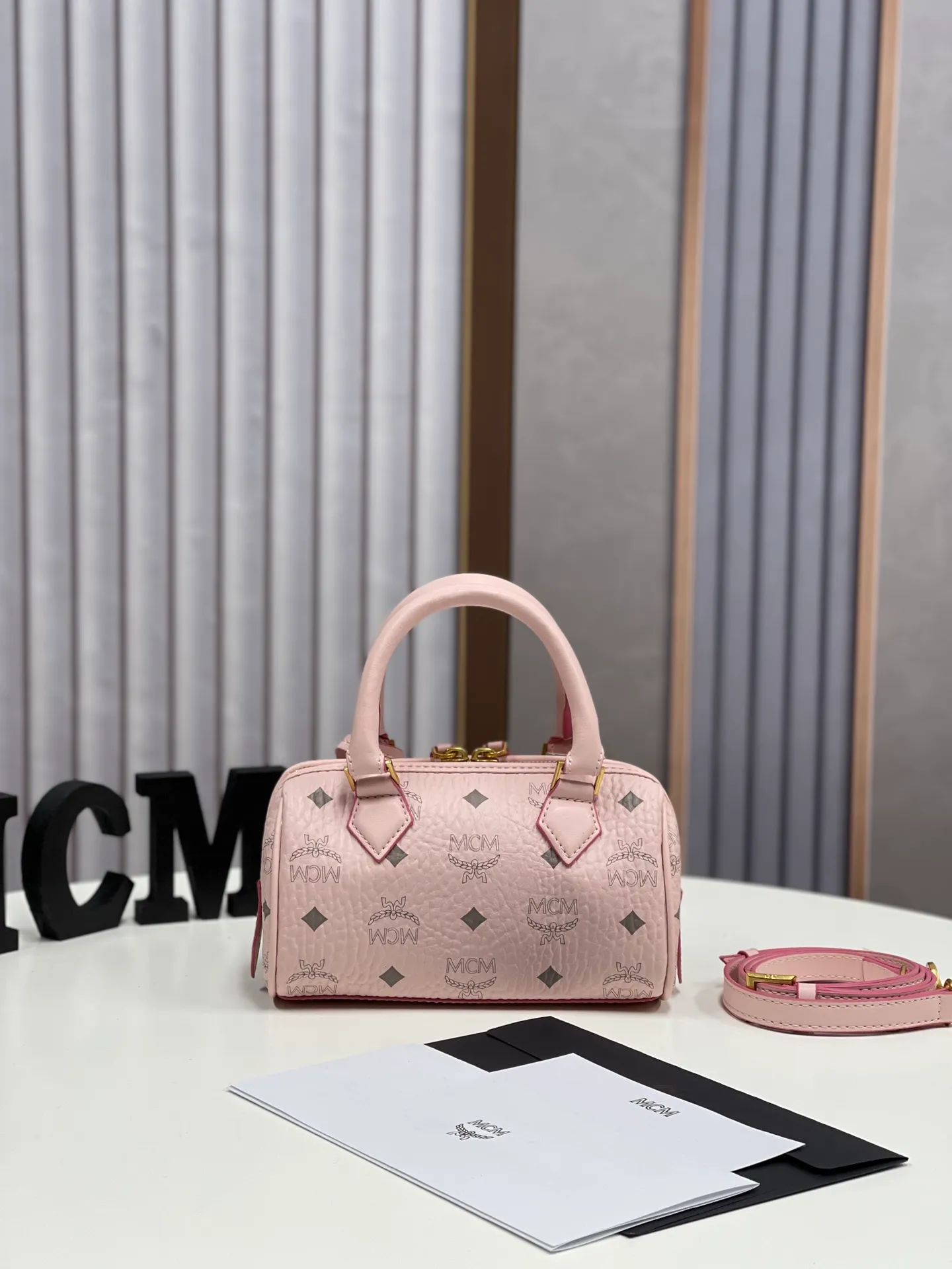 Batch 400💰MCM's new upgrade✈️New Boston mini pillow bag💐with gift box🎁Packaging [Exclusive real shot] Model: 701 Mini Boston With leather tag and engraved logo metal padlock, this Boston handbag is made of classic Visetos materials, which pays tribute to MCM's roots in travel. Its shape is reminiscent of a weekender bag, with clean lines and an extended zipper for easy opening. The workmanship is fine and meticulous. Size: 18*9.5cm