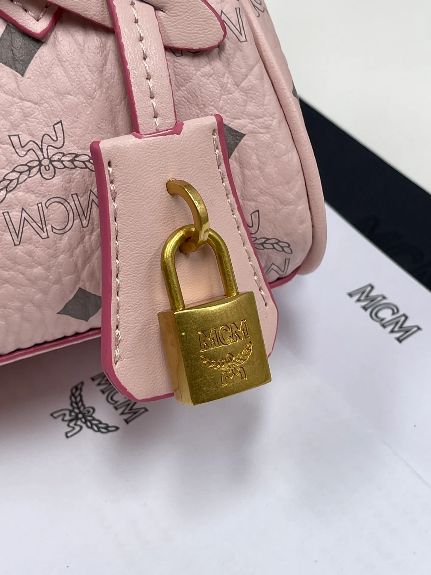 Batch 400💰MCM's new upgrade✈️New Boston mini pillow bag💐with gift box🎁Packaging [Exclusive real shot] Model: 701 Mini Boston With leather tag and engraved logo metal padlock, this Boston handbag is made of classic Visetos materials, which pays tribute to MCM's roots in travel. Its shape is reminiscent of a weekender bag, with clean lines and an extended zipper for easy opening. The workmanship is fine and meticulous. Size: 18*9.5cm