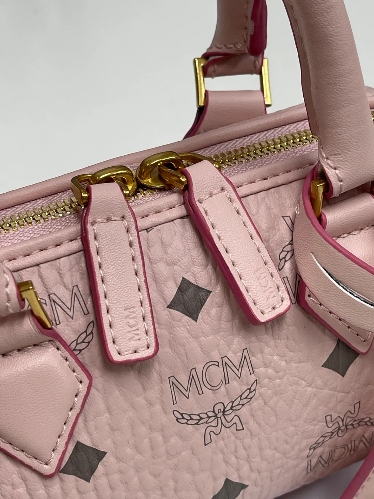 Batch 400💰MCM's new upgrade✈️New Boston mini pillow bag💐with gift box🎁Packaging [Exclusive real shot] Model: 701 Mini Boston With leather tag and engraved logo metal padlock, this Boston handbag is made of classic Visetos materials, which pays tribute to MCM's roots in travel. Its shape is reminiscent of a weekender bag, with clean lines and an extended zipper for easy opening. The workmanship is fine and meticulous. Size: 18*9.5cm