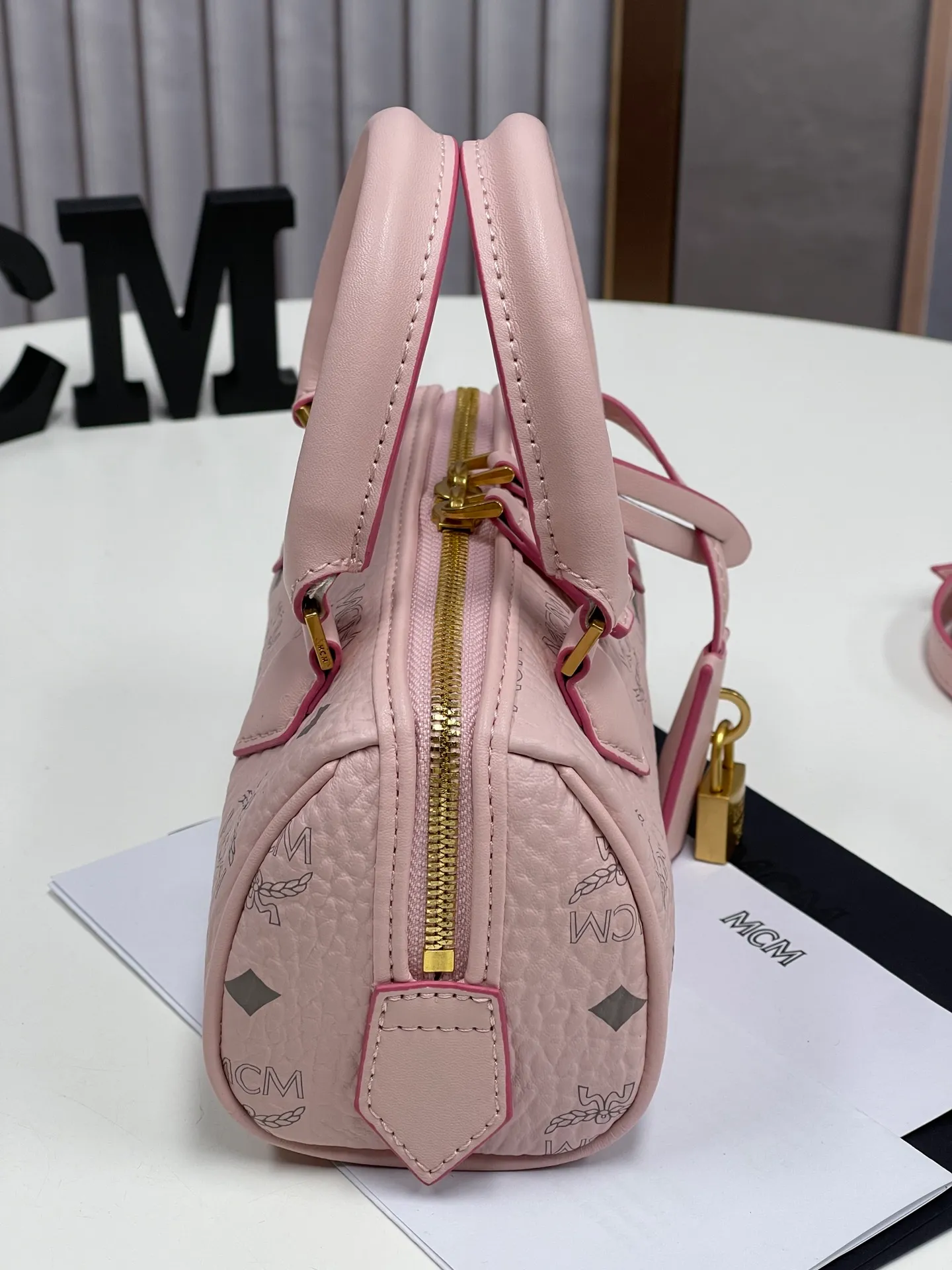 Batch 400💰MCM's new upgrade✈️New Boston mini pillow bag💐with gift box🎁Packaging [Exclusive real shot] Model: 701 Mini Boston With leather tag and engraved logo metal padlock, this Boston handbag is made of classic Visetos materials, which pays tribute to MCM's roots in travel. Its shape is reminiscent of a weekender bag, with clean lines and an extended zipper for easy opening. The workmanship is fine and meticulous. Size: 18*9.5cm