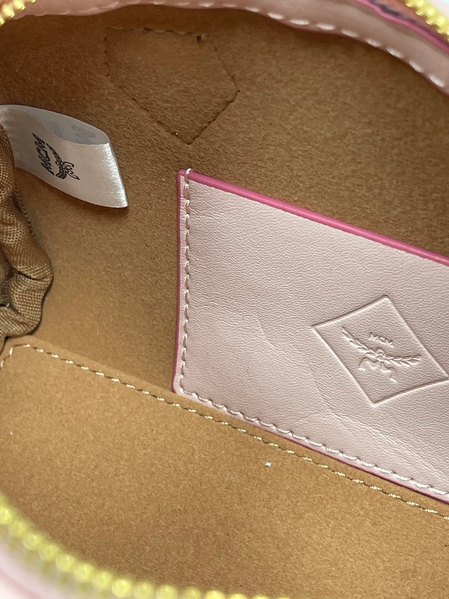 Batch 400💰MCM's new upgrade✈️New Boston mini pillow bag💐with gift box🎁Packaging [Exclusive real shot] Model: 701 Mini Boston With leather tag and engraved logo metal padlock, this Boston handbag is made of classic Visetos materials, which pays tribute to MCM's roots in travel. Its shape is reminiscent of a weekender bag, with clean lines and an extended zipper for easy opening. The workmanship is fine and meticulous. Size: 18*9.5cm