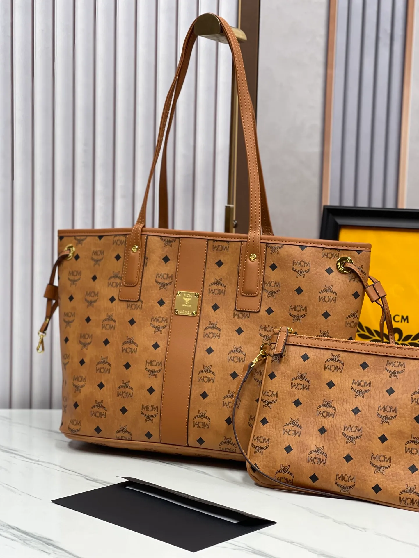 P420💰💐MCM newly upgraded · high quality · shopping bag master series with counter environmentally friendly ♻️ gift box packaging 🎁 [exclusive real shot] model 01. This practical shopping bag in classic Visetos material is trimmed with Nappa leather and can be easily reversible to reveal the optical check print on the back. Plus, its roomy exterior allows for instant adjustments via the leather drawstring. The bag also comes with a detachable clutch that can be used as a separate wallet for short trips, allowing for unparalleled versatility. Medium size: approx. 17.0 x 36.0 x 28.0 cm Medium