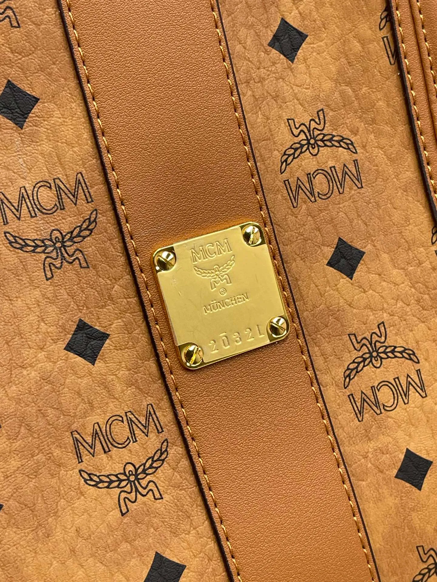 P420💰💐MCM newly upgraded · high quality · shopping bag master series with counter environmentally friendly ♻️ gift box packaging 🎁 [exclusive real shot] model 01. This practical shopping bag in classic Visetos material is trimmed with Nappa leather and can be easily reversible to reveal the optical check print on the back. Plus, its roomy exterior allows for instant adjustments via the leather drawstring. The bag also comes with a detachable clutch that can be used as a separate wallet for short trips, allowing for unparalleled versatility. Medium size: approx. 17.0 x 36.0 x 28.0 cm Medium