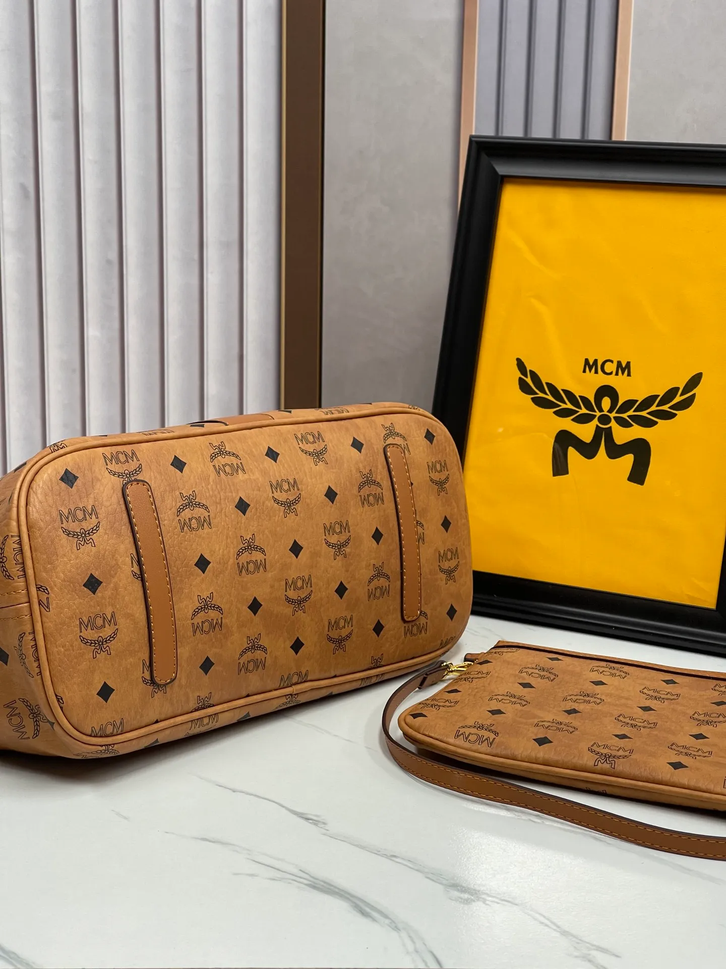 P420💰💐MCM newly upgraded · high quality · shopping bag master series with counter environmentally friendly ♻️ gift box packaging 🎁 [exclusive real shot] model 01. This practical shopping bag in classic Visetos material is trimmed with Nappa leather and can be easily reversible to reveal the optical check print on the back. Plus, its roomy exterior allows for instant adjustments via the leather drawstring. The bag also comes with a detachable clutch that can be used as a separate wallet for short trips, allowing for unparalleled versatility. Medium size: approx. 17.0 x 36.0 x 28.0 cm Medium