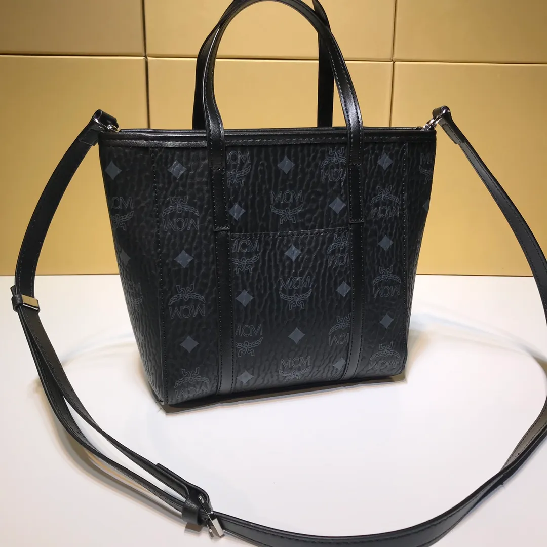 Batch 340💰New model [MCM] Toni Visetos shopping bag has a new look, super beautiful👗 This compact shopping bag is multi-functional and will last forever. Don't let the size of this mini tote fool you, it's designed with spacious interior and exterior compartments to store all your small essentials. The cotton canvas lining features a print inspired by street fashion, subtly retaining MCM's adventurous aesthetic. Pair it with the included cross-body strap for hands-free functionality and greater portability. Model 6703 size: 18.5x19x9.5cm🌸