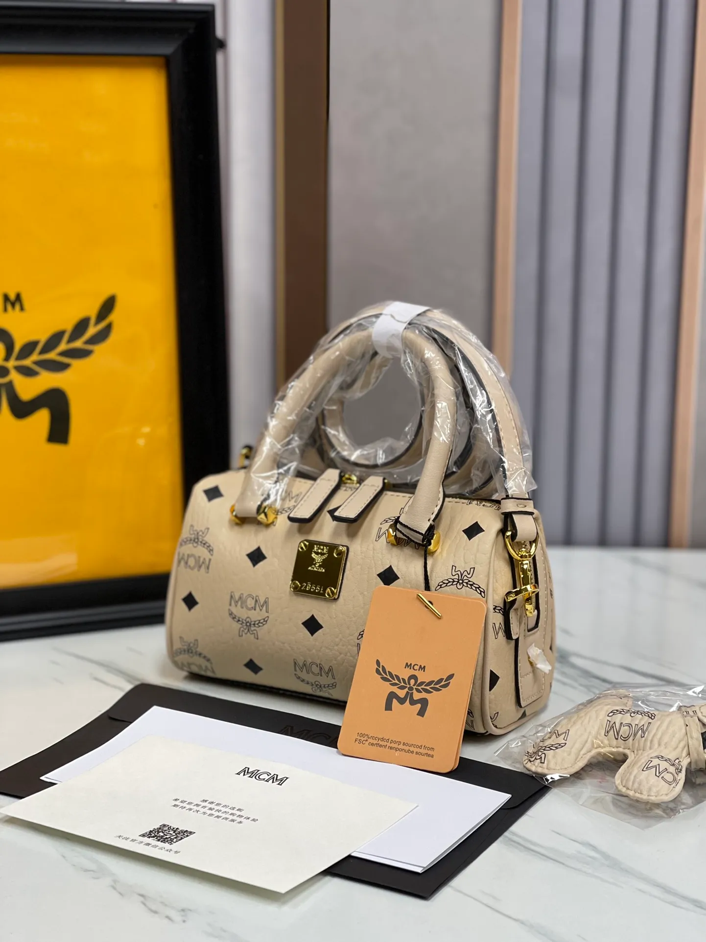 P380💰MCM new upgraded version✈️·High quality💐With gift box🎁Packaging [Exclusive real shot] Model Mini Boston This Boston handbag is made of classic Visetos material, which expresses tribute to MCM's roots in travel. Its shape is reminiscent of a weekender bag, with clean lines and an extended zipper for easy opening. The workmanship is meticulous and meticulous, with the top handles wrapped, stitched and edge-painted by hand. Size: 18*9.5cm