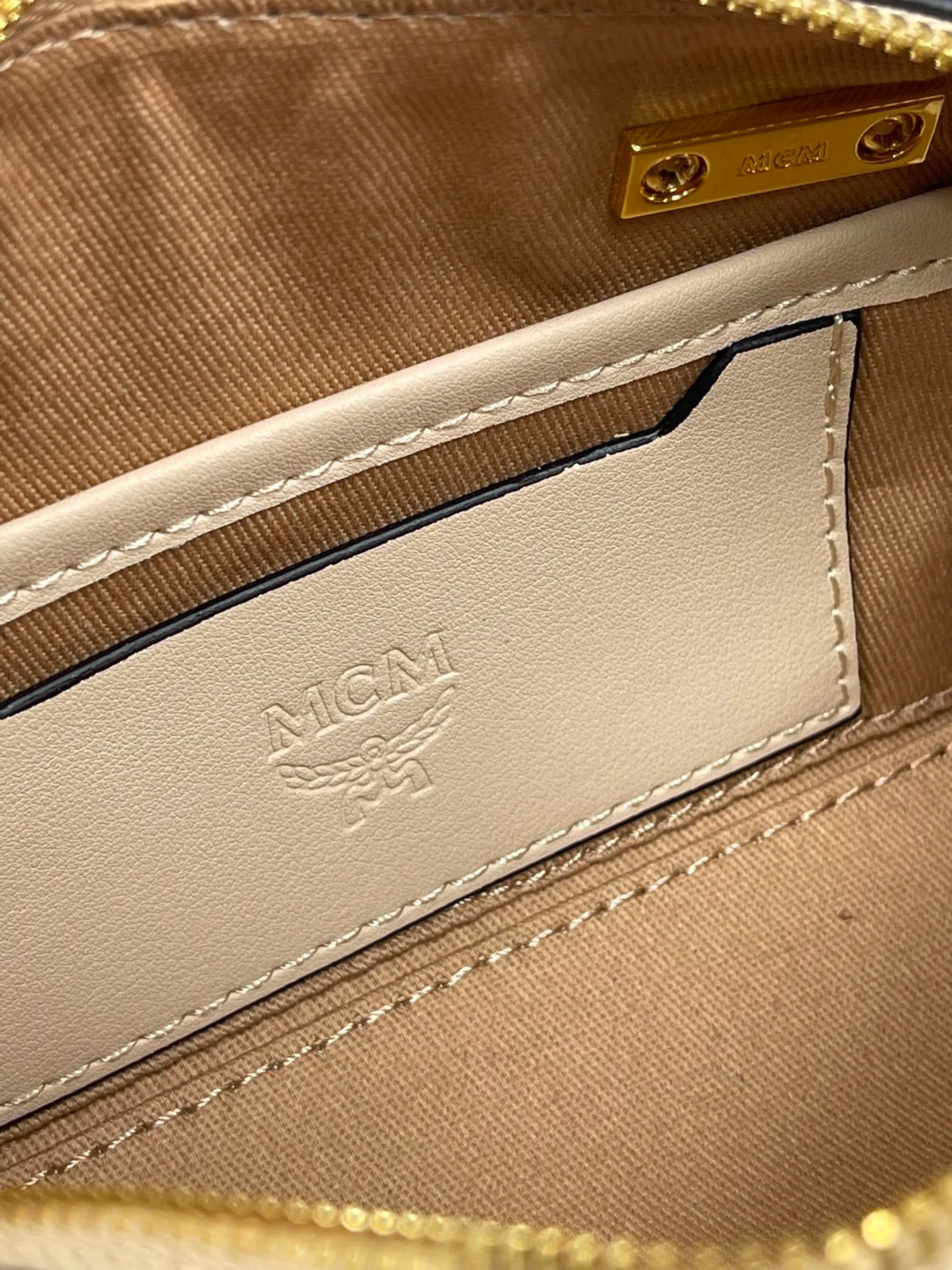 P380💰MCM new upgraded version✈️·High quality💐With gift box🎁Packaging [Exclusive real shot] Model Mini Boston This Boston handbag is made of classic Visetos material, which expresses tribute to MCM's roots in travel. Its shape is reminiscent of a weekender bag, with clean lines and an extended zipper for easy opening. The workmanship is meticulous and meticulous, with the top handles wrapped, stitched and edge-painted by hand. Size: 18*9.5cm
