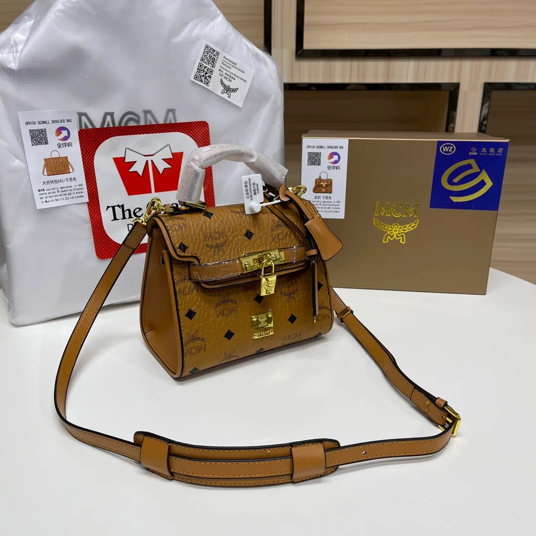 Batch 420💰MCM's super exquisite Kelly bag sisters! The Kelly bag is really too exquisite. Your fairy bag is the right one. It's super exquisite. It's suitable for various occasions. It's perfect when worn on one shoulder or cross-body or paired with a small skirt. The size is 19*8*14.5cm.