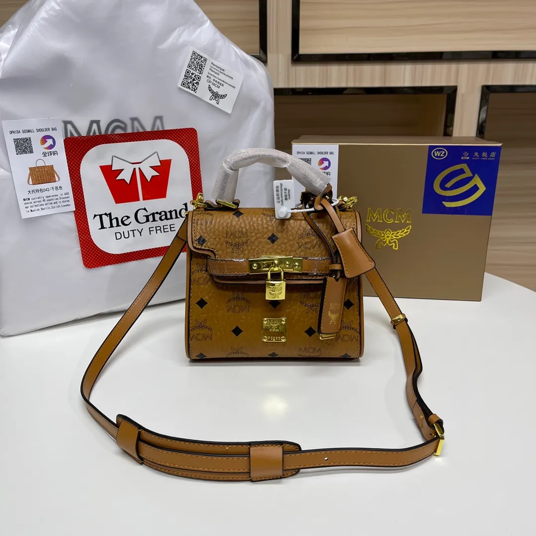 Batch 420💰MCM's super exquisite Kelly bag sisters! The Kelly bag is really too exquisite. Your fairy bag is the right one. It's super exquisite. It's suitable for various occasions. It's perfect when worn on one shoulder or cross-body or paired with a small skirt. The size is 19*8*14.5cm.