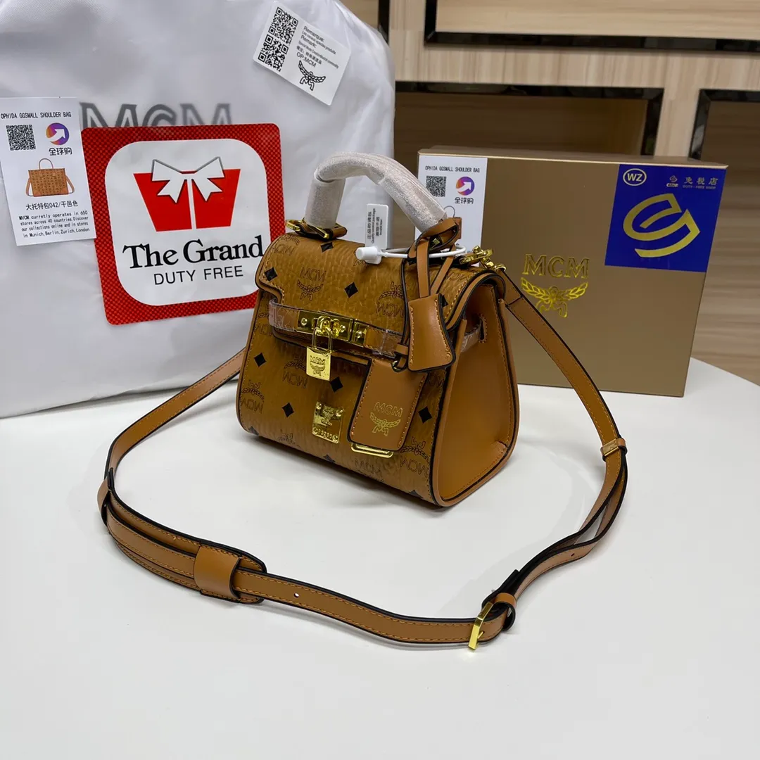 Batch 420💰MCM's super exquisite Kelly bag sisters! The Kelly bag is really too exquisite. Your fairy bag is the right one. It's super exquisite. It's suitable for various occasions. It's perfect when worn on one shoulder or cross-body or paired with a small skirt. The size is 19*8*14.5cm.