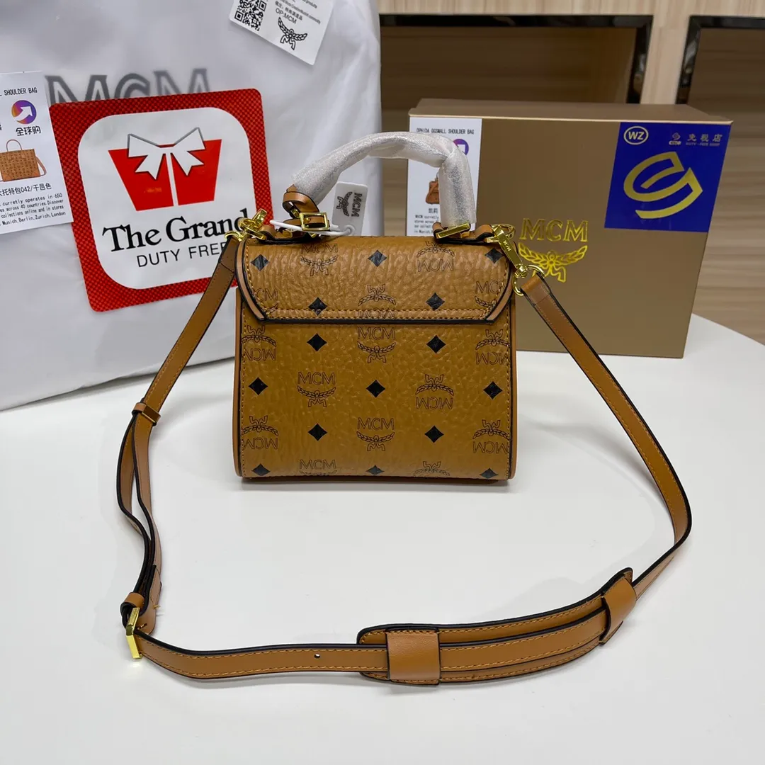 Batch 420💰MCM's super exquisite Kelly bag sisters! The Kelly bag is really too exquisite. Your fairy bag is the right one. It's super exquisite. It's suitable for various occasions. It's perfect when worn on one shoulder or cross-body or paired with a small skirt. The size is 19*8*14.5cm.