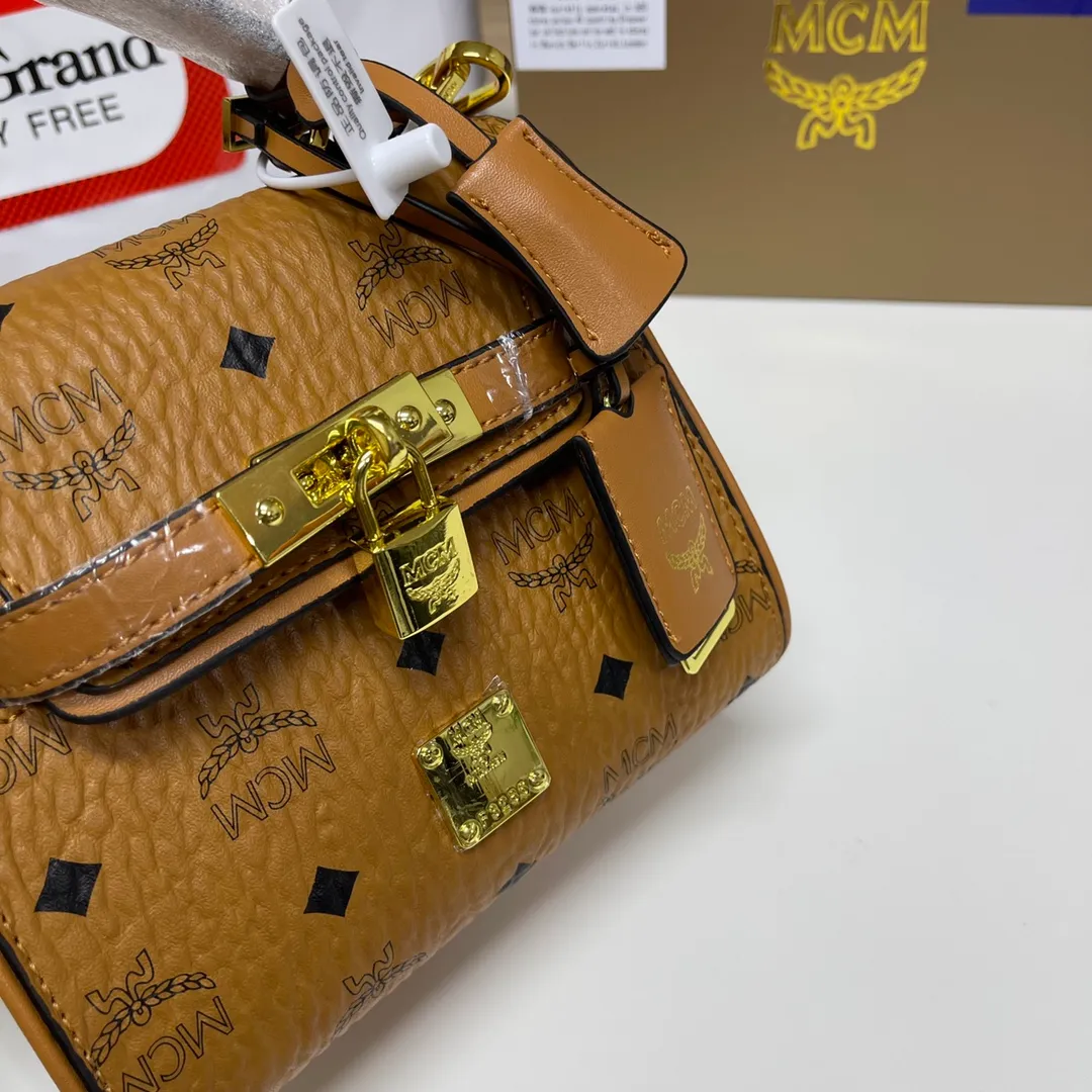 Batch 420💰MCM's super exquisite Kelly bag sisters! The Kelly bag is really too exquisite. Your fairy bag is the right one. It's super exquisite. It's suitable for various occasions. It's perfect when worn on one shoulder or cross-body or paired with a small skirt. The size is 19*8*14.5cm.