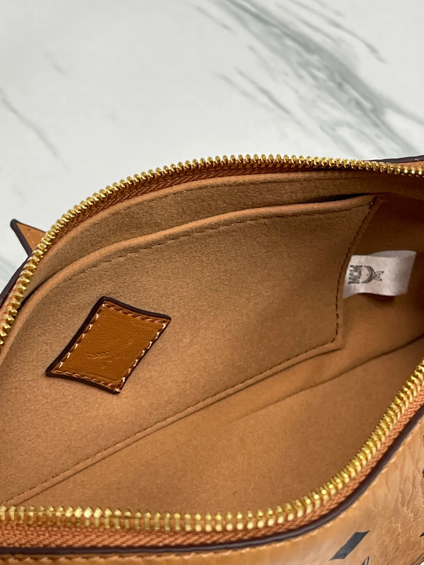 Batch 400💰 MCM counter new style with counter eco-friendly ♻️ gift box packaging 🎁Model 703 🌺 Super cool must-have bag MCM new baguette bag has a very slender and slender appearance; cleverly designed shoulder straps, you can switch the handbag between a crossbody bag and an armpit bag at any time; it is most suitable to be worn in all seasons, a minimalist and elegant style. Size 26.5X13.5X6.5 ~
