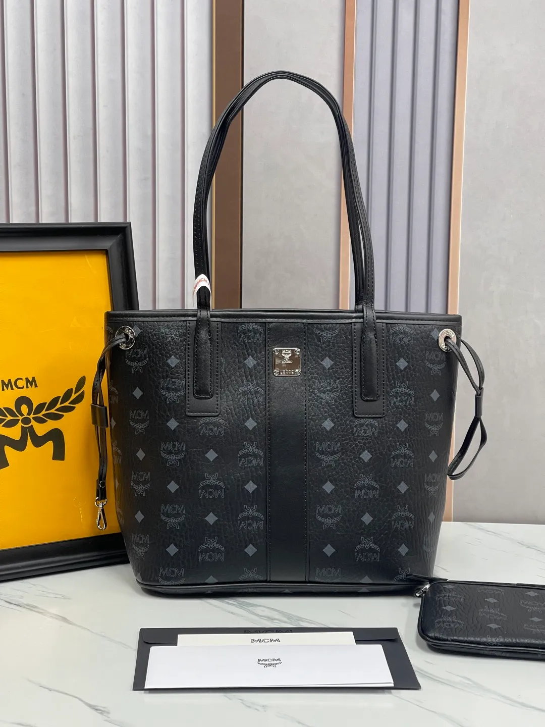 P420¥🥰MCM newly upgraded·High quality✈️Packaged in gift box [Exclusive real shot] Model 011 Small🔥Two classic looks are integrated into one daily item. This medium-sized Liz shopping bag is made of Visetos and Nappa calf leather and is reversible. The inside can be flipped out to reveal Cubic's classic pattern. Plus, the lightweight exterior expands and contracts with the leather drawstring. The included detachable zippered clutch adds to the functionality of this shopping bag and can also be removed and used as a separate wallet for short trips. Size: small size about 25X29X14CM