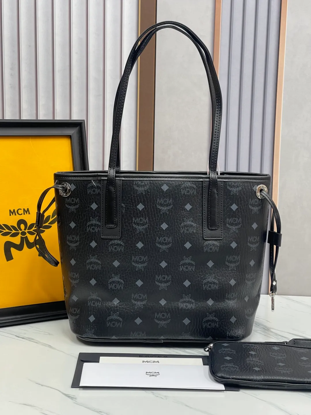 P420¥🥰MCM newly upgraded·High quality✈️Packaged in gift box [Exclusive real shot] Model 011 Small🔥Two classic looks are integrated into one daily item. This medium-sized Liz shopping bag is made of Visetos and Nappa calf leather and is reversible. The inside can be flipped out to reveal Cubic's classic pattern. Plus, the lightweight exterior expands and contracts with the leather drawstring. The included detachable zippered clutch adds to the functionality of this shopping bag and can also be removed and used as a separate wallet for short trips. Size: small size about 25X29X14CM