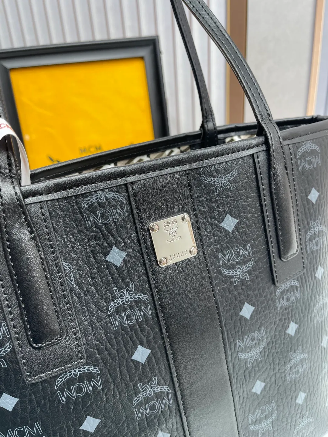 P420¥🥰MCM newly upgraded·High quality✈️Packaged in gift box [Exclusive real shot] Model 011 Small🔥Two classic looks are integrated into one daily item. This medium-sized Liz shopping bag is made of Visetos and Nappa calf leather and is reversible. The inside can be flipped out to reveal Cubic's classic pattern. Plus, the lightweight exterior expands and contracts with the leather drawstring. The included detachable zippered clutch adds to the functionality of this shopping bag and can also be removed and used as a separate wallet for short trips. Size: small size about 25X29X14CM