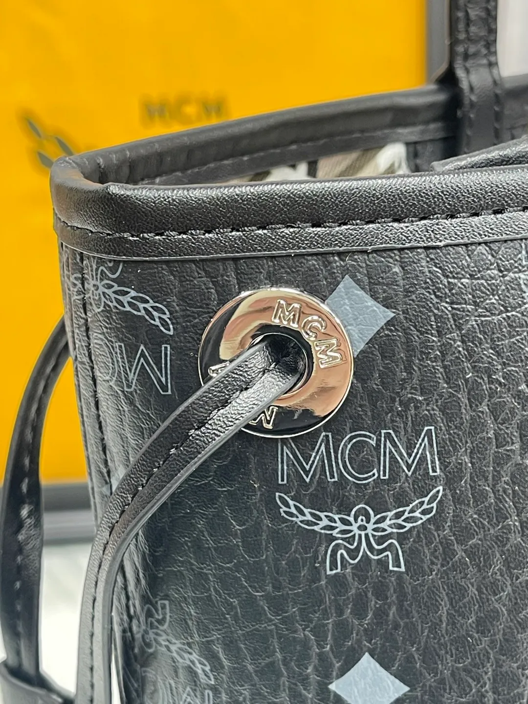 P420¥🥰MCM newly upgraded·High quality✈️Packaged in gift box [Exclusive real shot] Model 011 Small🔥Two classic looks are integrated into one daily item. This medium-sized Liz shopping bag is made of Visetos and Nappa calf leather and is reversible. The inside can be flipped out to reveal Cubic's classic pattern. Plus, the lightweight exterior expands and contracts with the leather drawstring. The included detachable zippered clutch adds to the functionality of this shopping bag and can also be removed and used as a separate wallet for short trips. Size: small size about 25X29X14CM
