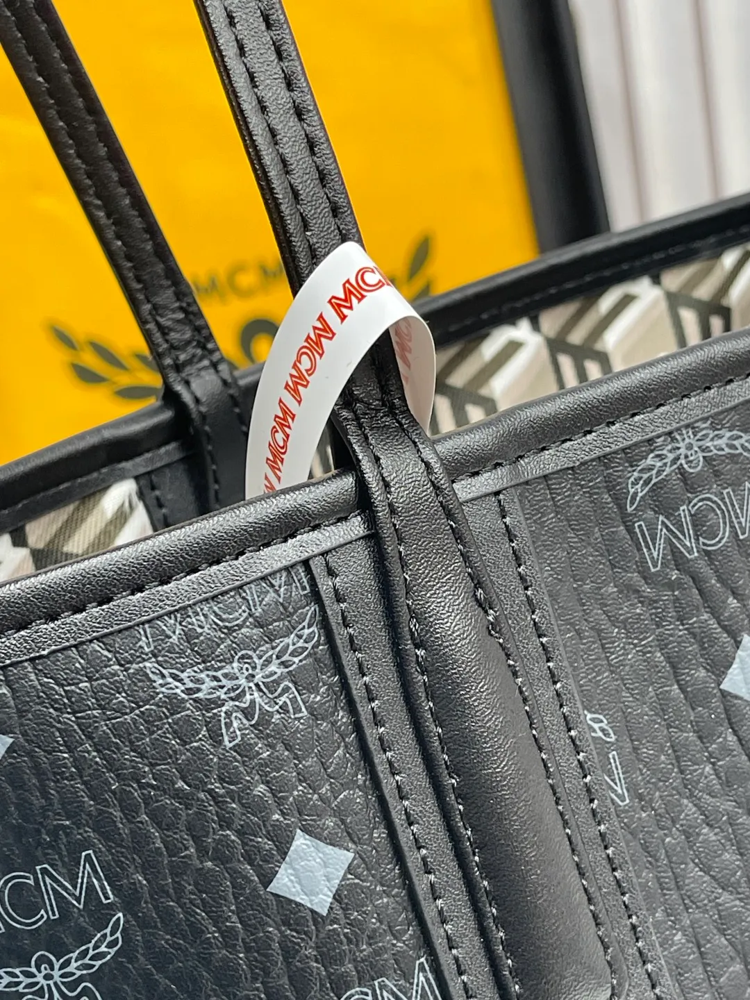 P420¥🥰MCM newly upgraded·High quality✈️Packaged in gift box [Exclusive real shot] Model 011 Small🔥Two classic looks are integrated into one daily item. This medium-sized Liz shopping bag is made of Visetos and Nappa calf leather and is reversible. The inside can be flipped out to reveal Cubic's classic pattern. Plus, the lightweight exterior expands and contracts with the leather drawstring. The included detachable zippered clutch adds to the functionality of this shopping bag and can also be removed and used as a separate wallet for short trips. Size: small size about 25X29X14CM