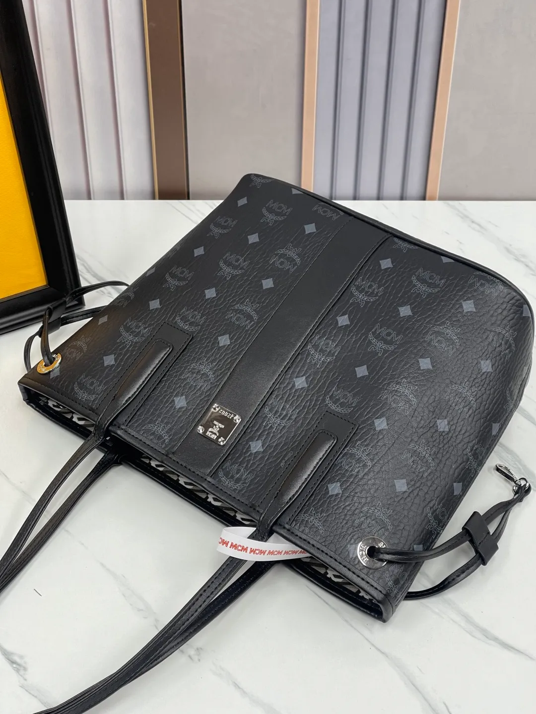 P420¥🥰MCM newly upgraded·High quality✈️Packaged in gift box [Exclusive real shot] Model 011 Small🔥Two classic looks are integrated into one daily item. This medium-sized Liz shopping bag is made of Visetos and Nappa calf leather and is reversible. The inside can be flipped out to reveal Cubic's classic pattern. Plus, the lightweight exterior expands and contracts with the leather drawstring. The included detachable zippered clutch adds to the functionality of this shopping bag and can also be removed and used as a separate wallet for short trips. Size: small size about 25X29X14CM