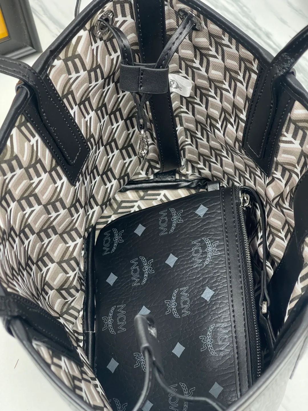 P420¥🥰MCM newly upgraded·High quality✈️Packaged in gift box [Exclusive real shot] Model 011 Small🔥Two classic looks are integrated into one daily item. This medium-sized Liz shopping bag is made of Visetos and Nappa calf leather and is reversible. The inside can be flipped out to reveal Cubic's classic pattern. Plus, the lightweight exterior expands and contracts with the leather drawstring. The included detachable zippered clutch adds to the functionality of this shopping bag and can also be removed and used as a separate wallet for short trips. Size: small size about 25X29X14CM