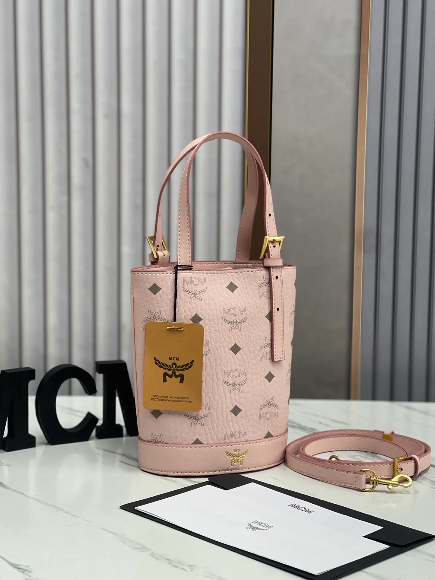Batch 380💰🎋MCM newly upgraded ✈️ Comes with environmentally friendly gift box♻️🎁2024 counter latest bucket bag Toni Visetos shopping bag has a new look, super beautiful👗 This compact shopping bag is multi-functional and will last forever. Don't let the size of this mini tote fool you, it's designed with spacious interior and exterior compartments to store all your small essentials. The cotton canvas lining features a print inspired by street fashion, subtly retaining MCM's adventurous aesthetic. Pair it with the included cross-body strap for hands-free functionality and greater portability. 19X14.5X9.5