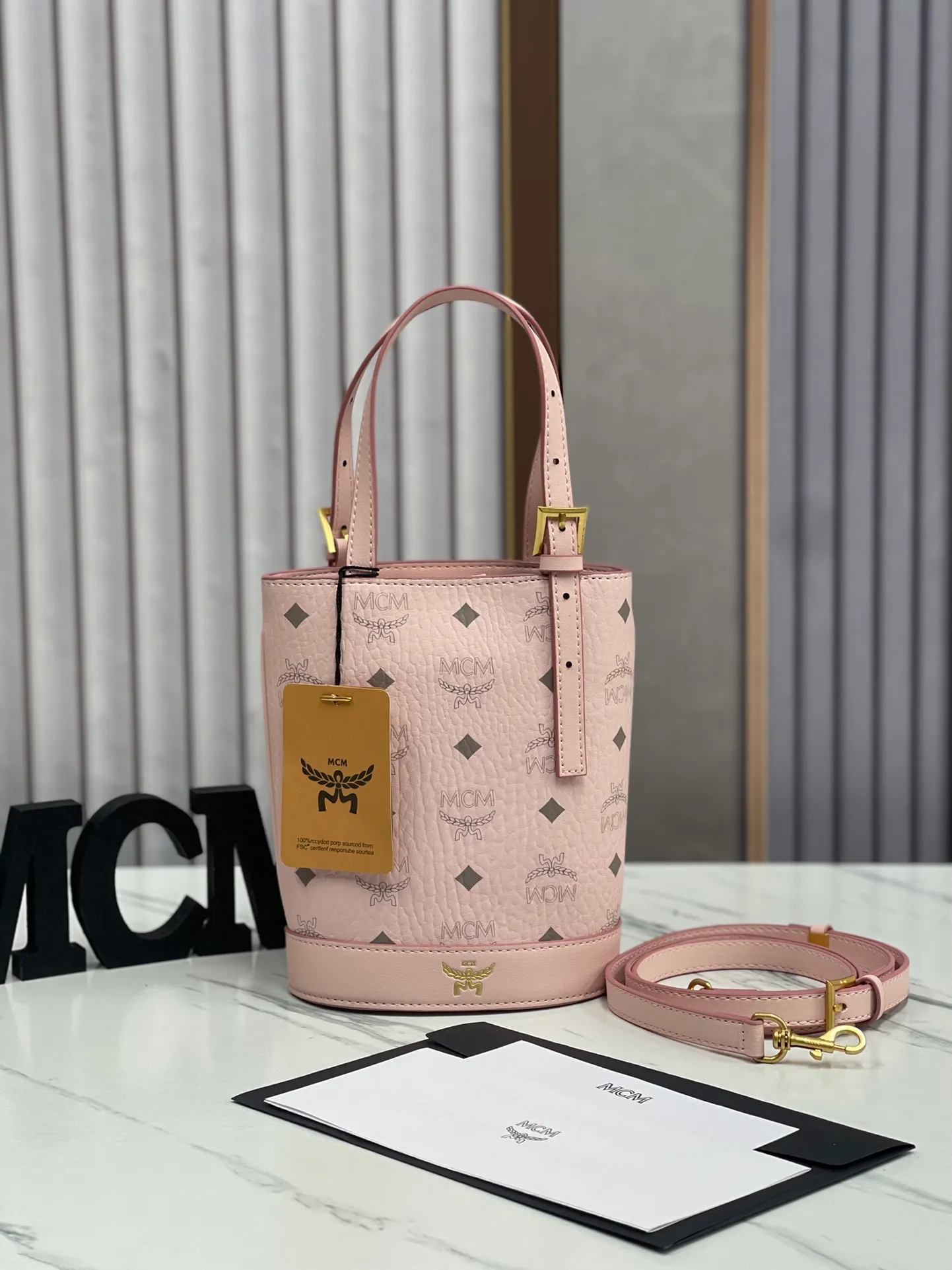 Batch 380💰🎋MCM newly upgraded ✈️ Comes with environmentally friendly gift box♻️🎁2024 counter latest bucket bag Toni Visetos shopping bag has a new look, super beautiful👗 This compact shopping bag is multi-functional and will last forever. Don't let the size of this mini tote fool you, it's designed with spacious interior and exterior compartments to store all your small essentials. The cotton canvas lining features a print inspired by street fashion, subtly retaining MCM's adventurous aesthetic. Pair it with the included cross-body strap for hands-free functionality and greater portability. 19X14.5X9.5