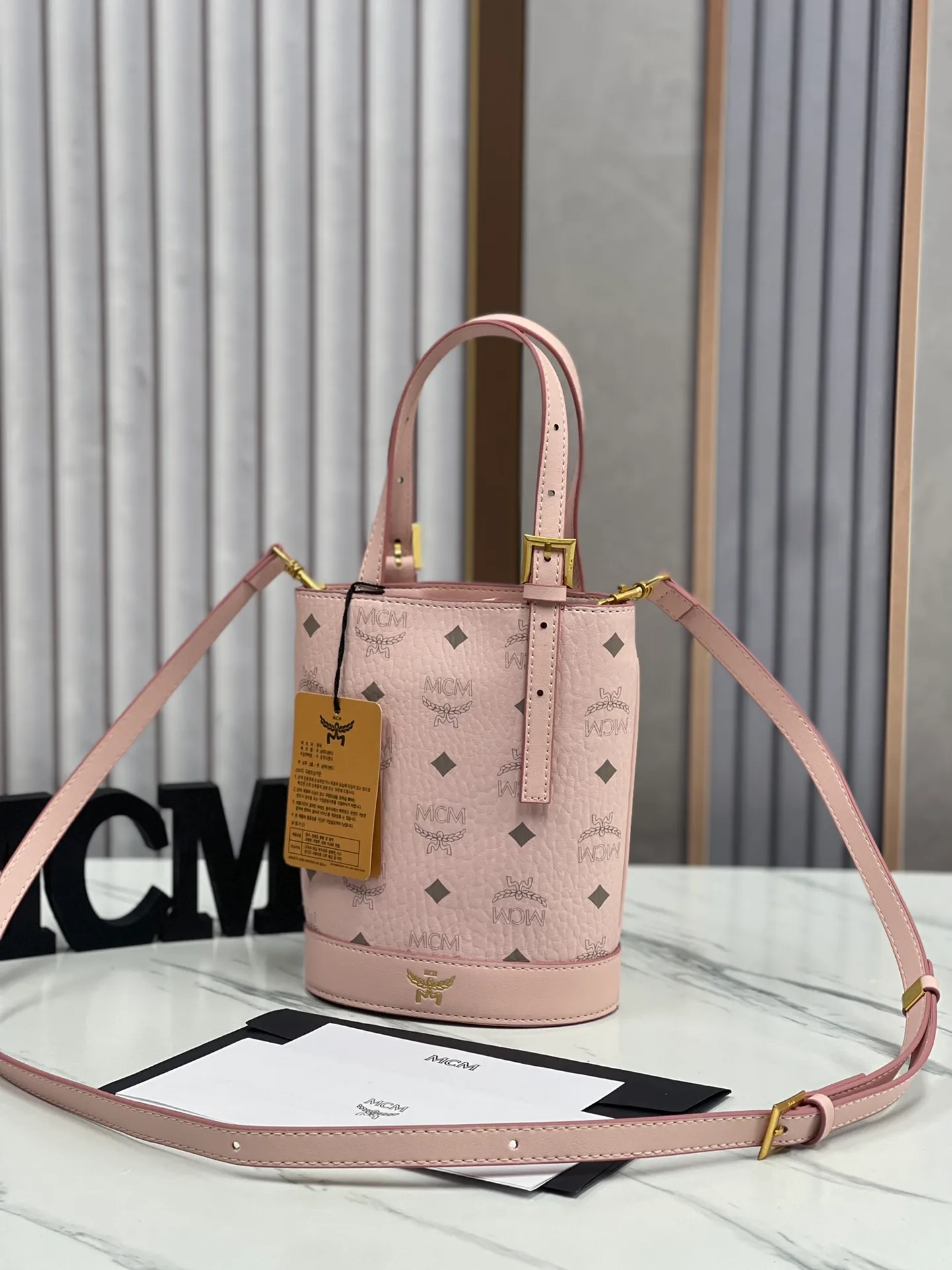 Batch 380💰🎋MCM newly upgraded ✈️ Comes with environmentally friendly gift box♻️🎁2024 counter latest bucket bag Toni Visetos shopping bag has a new look, super beautiful👗 This compact shopping bag is multi-functional and will last forever. Don't let the size of this mini tote fool you, it's designed with spacious interior and exterior compartments to store all your small essentials. The cotton canvas lining features a print inspired by street fashion, subtly retaining MCM's adventurous aesthetic. Pair it with the included cross-body strap for hands-free functionality and greater portability. 19X14.5X9.5