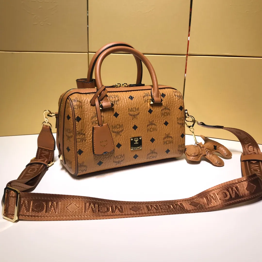 Batch 400💰💫Exclusive MCM classic 💐Pillow with dog pendant】With gorgeous lines and easy-to-detach practical wide shoulder straps, Patricia’s classic is now... exciting. This cross-body bag is made with Visetos printing coating technology, which is timeless and timeless. It uses 3D silk screen printing process. Quite a head turner. Size: 25X17X12🔥🔥
