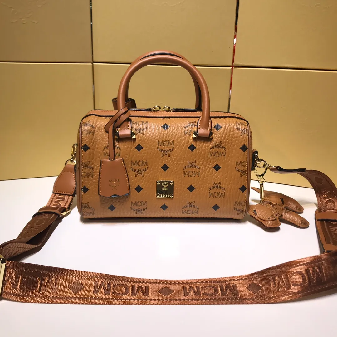 Batch 400💰💫Exclusive MCM classic 💐Pillow with dog pendant】With gorgeous lines and easy-to-detach practical wide shoulder straps, Patricia’s classic is now... exciting. This cross-body bag is made with Visetos printing coating technology, which is timeless and timeless. It uses 3D silk screen printing process. Quite a head turner. Size: 25X17X12🔥🔥