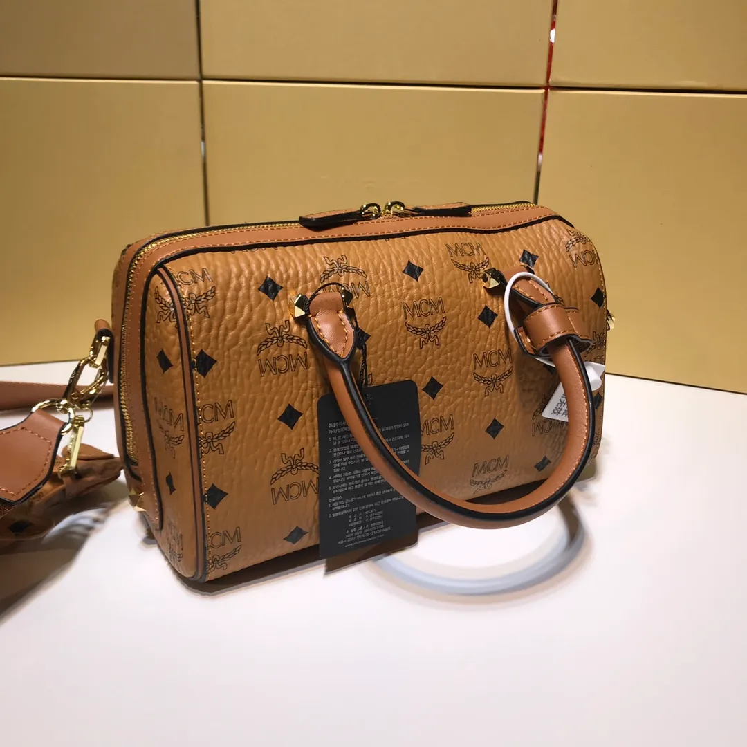 Batch 400💰💫Exclusive MCM classic 💐Pillow with dog pendant】With gorgeous lines and easy-to-detach practical wide shoulder straps, Patricia’s classic is now... exciting. This cross-body bag is made with Visetos printing coating technology, which is timeless and timeless. It uses 3D silk screen printing process. Quite a head turner. Size: 25X17X12🔥🔥