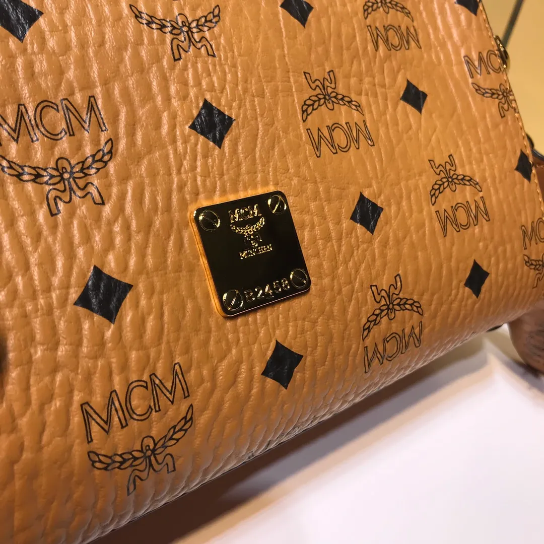 Batch 400💰💫Exclusive MCM classic 💐Pillow with dog pendant】With gorgeous lines and easy-to-detach practical wide shoulder straps, Patricia’s classic is now... exciting. This cross-body bag is made with Visetos printing coating technology, which is timeless and timeless. It uses 3D silk screen printing process. Quite a head turner. Size: 25X17X12🔥🔥