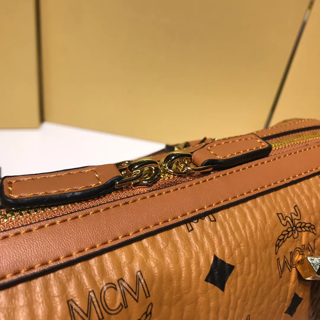 Batch 400💰💫Exclusive MCM classic 💐Pillow with dog pendant】With gorgeous lines and easy-to-detach practical wide shoulder straps, Patricia’s classic is now... exciting. This cross-body bag is made with Visetos printing coating technology, which is timeless and timeless. It uses 3D silk screen printing process. Quite a head turner. Size: 25X17X12🔥🔥