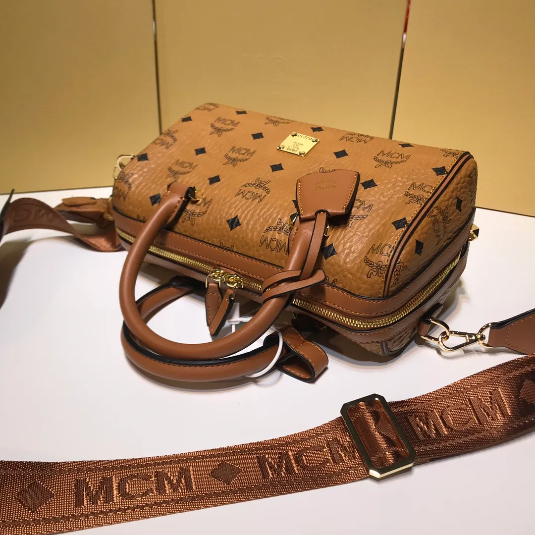 Batch 400💰💫Exclusive MCM classic 💐Pillow with dog pendant】With gorgeous lines and easy-to-detach practical wide shoulder straps, Patricia’s classic is now... exciting. This cross-body bag is made with Visetos printing coating technology, which is timeless and timeless. It uses 3D silk screen printing process. Quite a head turner. Size: 25X17X12🔥🔥