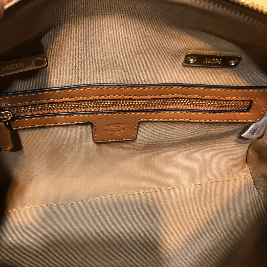 Batch 400💰💫Exclusive MCM classic 💐Pillow with dog pendant】With gorgeous lines and easy-to-detach practical wide shoulder straps, Patricia’s classic is now... exciting. This cross-body bag is made with Visetos printing coating technology, which is timeless and timeless. It uses 3D silk screen printing process. Quite a head turner. Size: 25X17X12🔥🔥