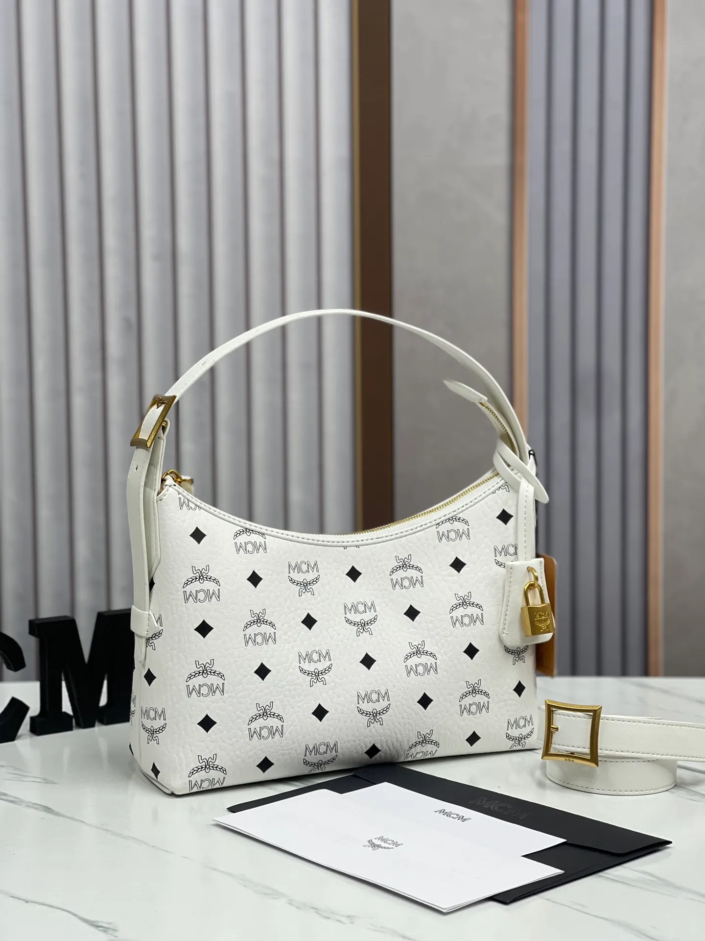 Batch 430💰MCM newly upgraded ✈️With counter environmentally friendly ♻️gift box [early spring new product] MCM AREN small Hobo croissant model: croissant small armpit bag single shoulder crossbody bag (comes with extension strap) detachable leather tag decorated with carved Logo padlock. Zipper closure, 🎁 size 26X9X19