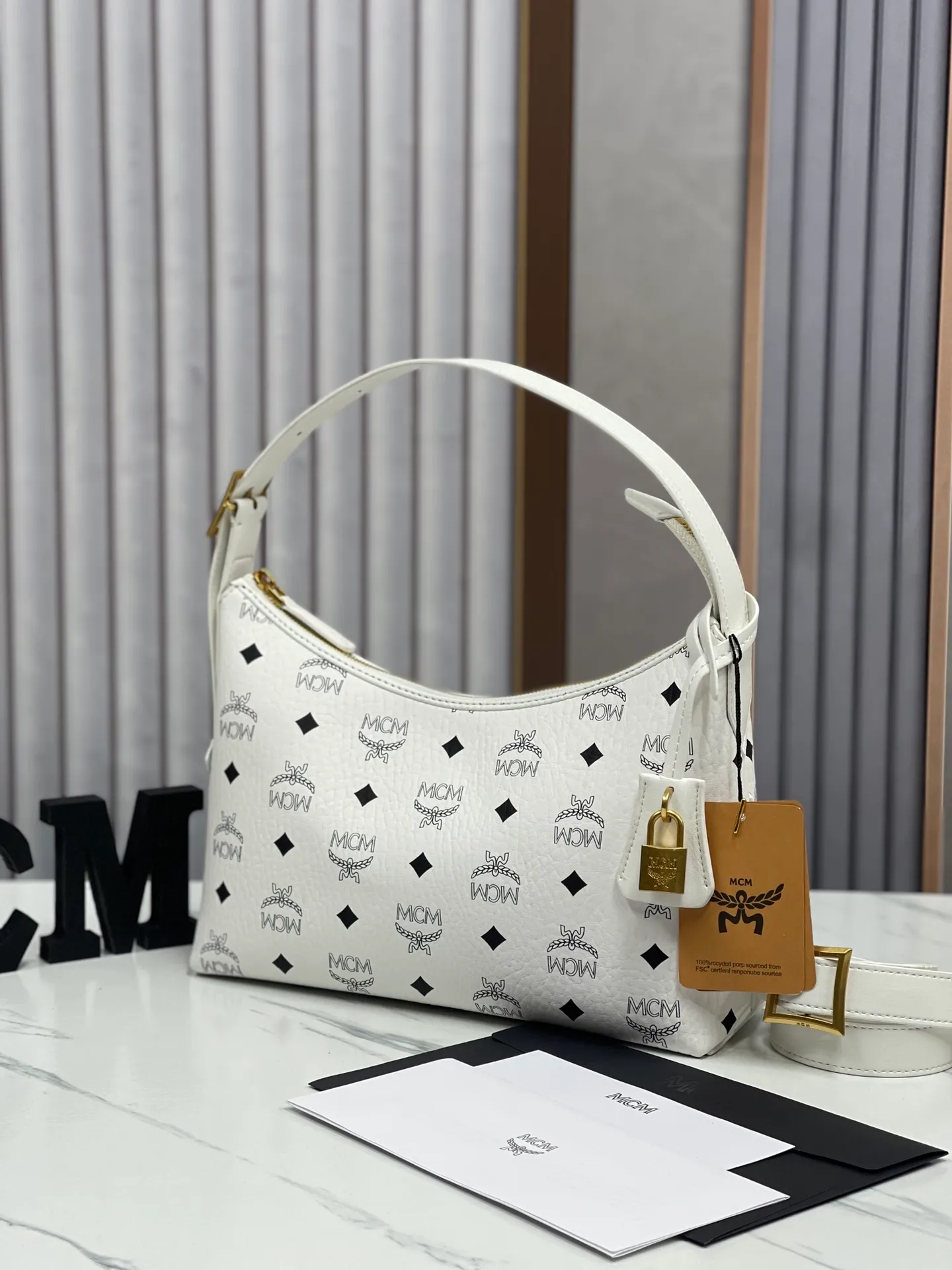 Batch 430💰MCM newly upgraded ✈️With counter environmentally friendly ♻️gift box [early spring new product] MCM AREN small Hobo croissant model: croissant small armpit bag single shoulder crossbody bag (comes with extension strap) detachable leather tag decorated with carved Logo padlock. Zipper closure, 🎁 size 26X9X19