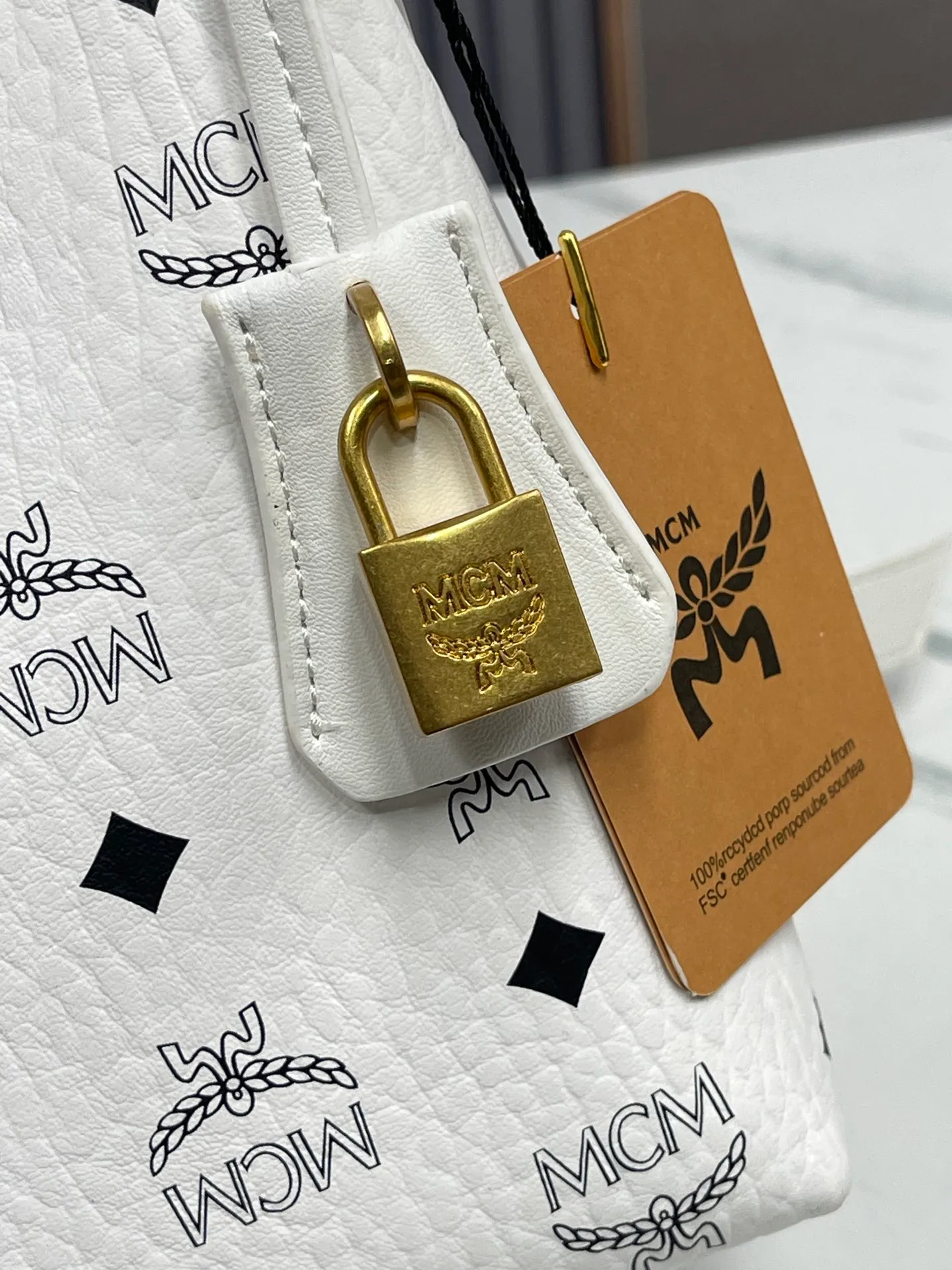 Batch 430💰MCM newly upgraded ✈️With counter environmentally friendly ♻️gift box [early spring new product] MCM AREN small Hobo croissant model: croissant small armpit bag single shoulder crossbody bag (comes with extension strap) detachable leather tag decorated with carved Logo padlock. Zipper closure, 🎁 size 26X9X19