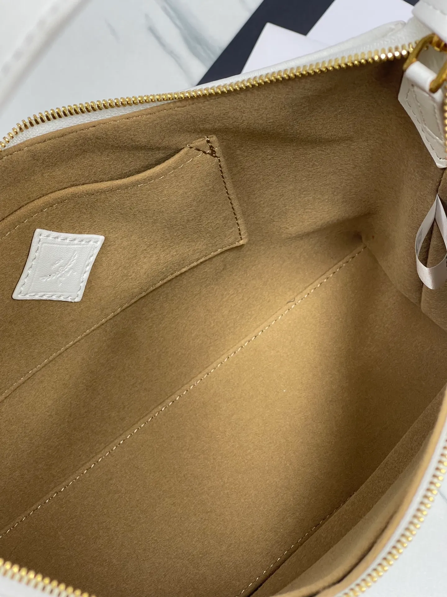 Batch 430💰MCM newly upgraded ✈️With counter environmentally friendly ♻️gift box [early spring new product] MCM AREN small Hobo croissant model: croissant small armpit bag single shoulder crossbody bag (comes with extension strap) detachable leather tag decorated with carved Logo padlock. Zipper closure, 🎁 size 26X9X19