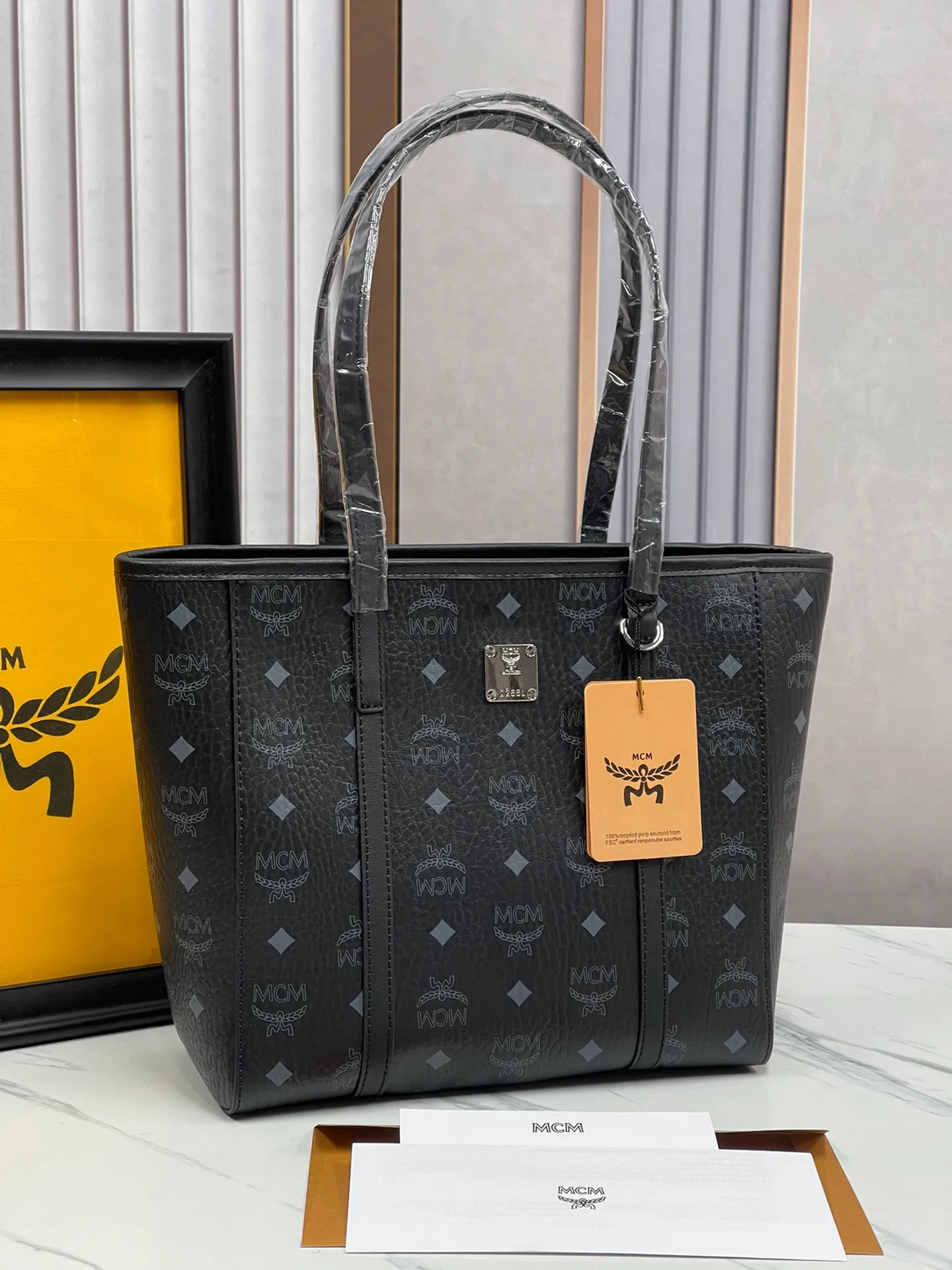 Batch 420💐MCM counter new vegetable basket·Small size [counter synchronization] with gift box🎁Packaging Model 0999 🦁️Toni shopping bag is made of classic Visetos material and decorated with soft Nappa leather trim. The trapezoidal shape combines aesthetic features with strong practicality. Inside, the luxurious cotton canvas compartment is printed with a chain-link pattern inspired by traditional street fashion, and a top zip closure keeps belongings safe. Size: 26*25 cm,