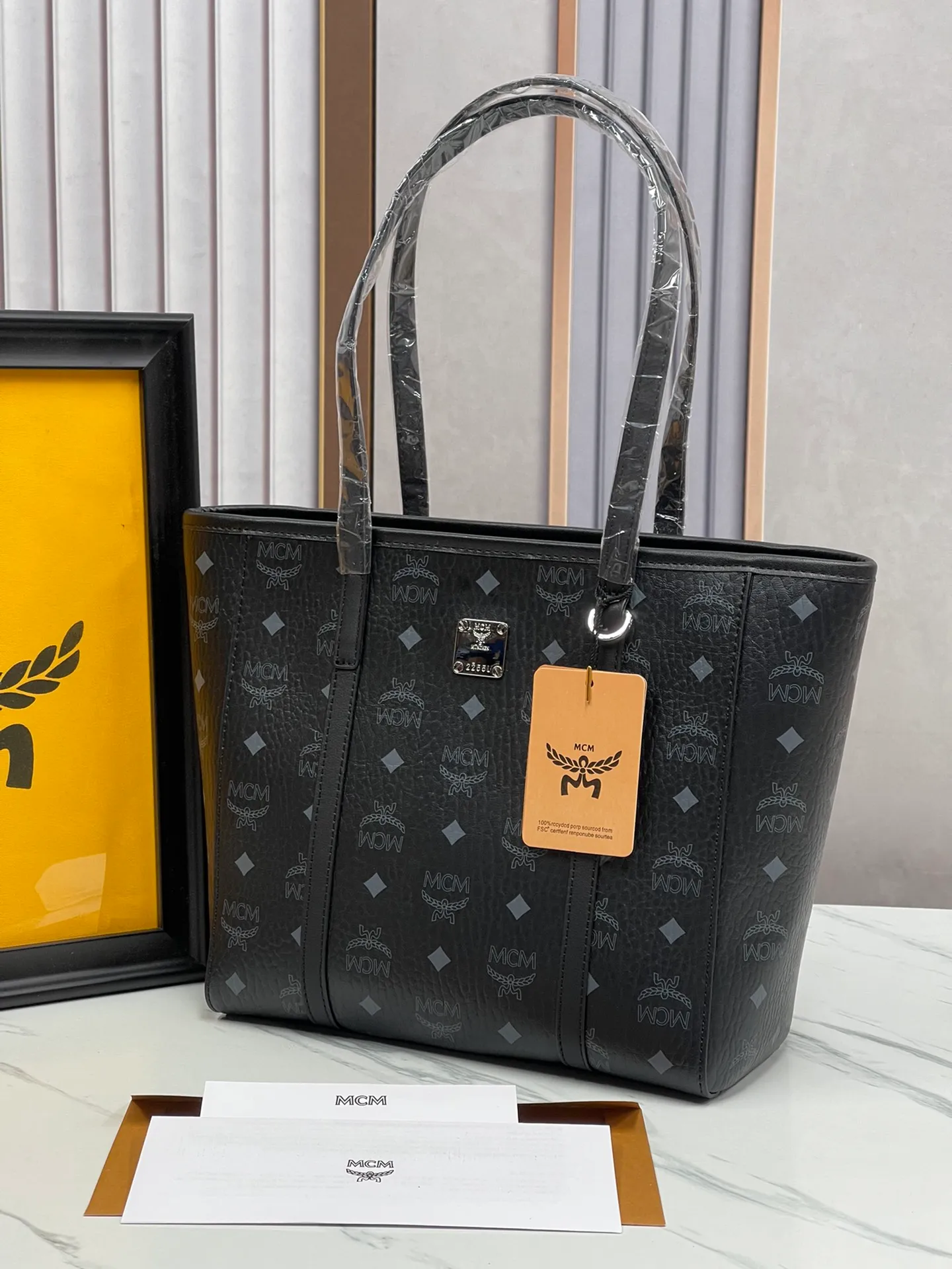 Batch 420💐MCM counter new vegetable basket·Small size [counter synchronization] with gift box🎁Packaging Model 0999 🦁️Toni shopping bag is made of classic Visetos material and decorated with soft Nappa leather trim. The trapezoidal shape combines aesthetic features with strong practicality. Inside, the luxurious cotton canvas compartment is printed with a chain-link pattern inspired by traditional street fashion, and a top zip closure keeps belongings safe. Size: 26*25 cm,