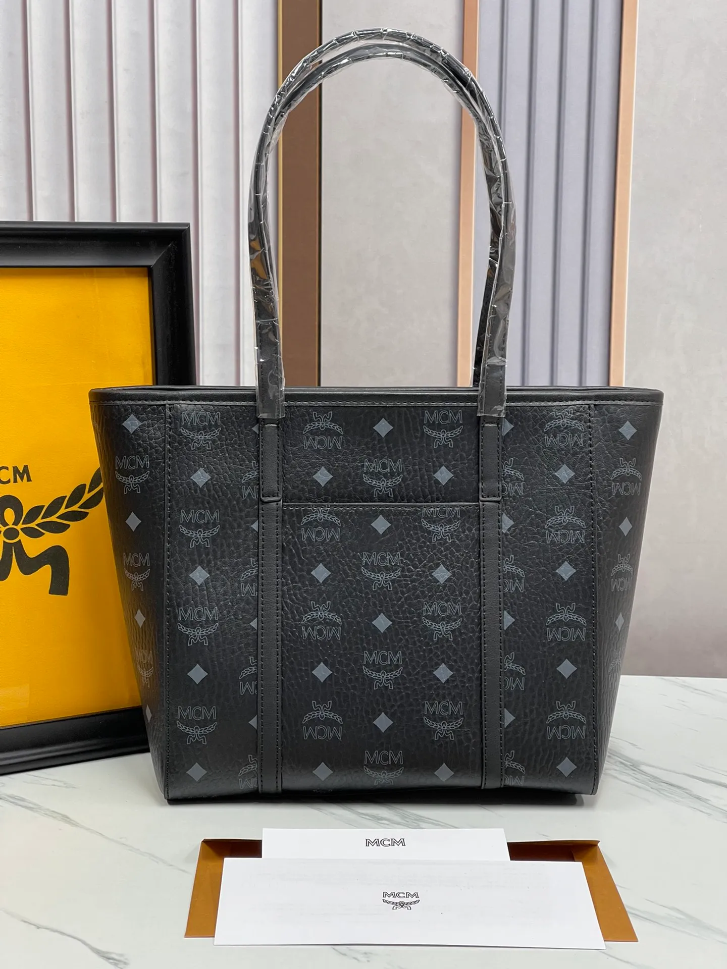 Batch 420💐MCM counter new vegetable basket·Small size [counter synchronization] with gift box🎁Packaging Model 0999 🦁️Toni shopping bag is made of classic Visetos material and decorated with soft Nappa leather trim. The trapezoidal shape combines aesthetic features with strong practicality. Inside, the luxurious cotton canvas compartment is printed with a chain-link pattern inspired by traditional street fashion, and a top zip closure keeps belongings safe. Size: 26*25 cm,