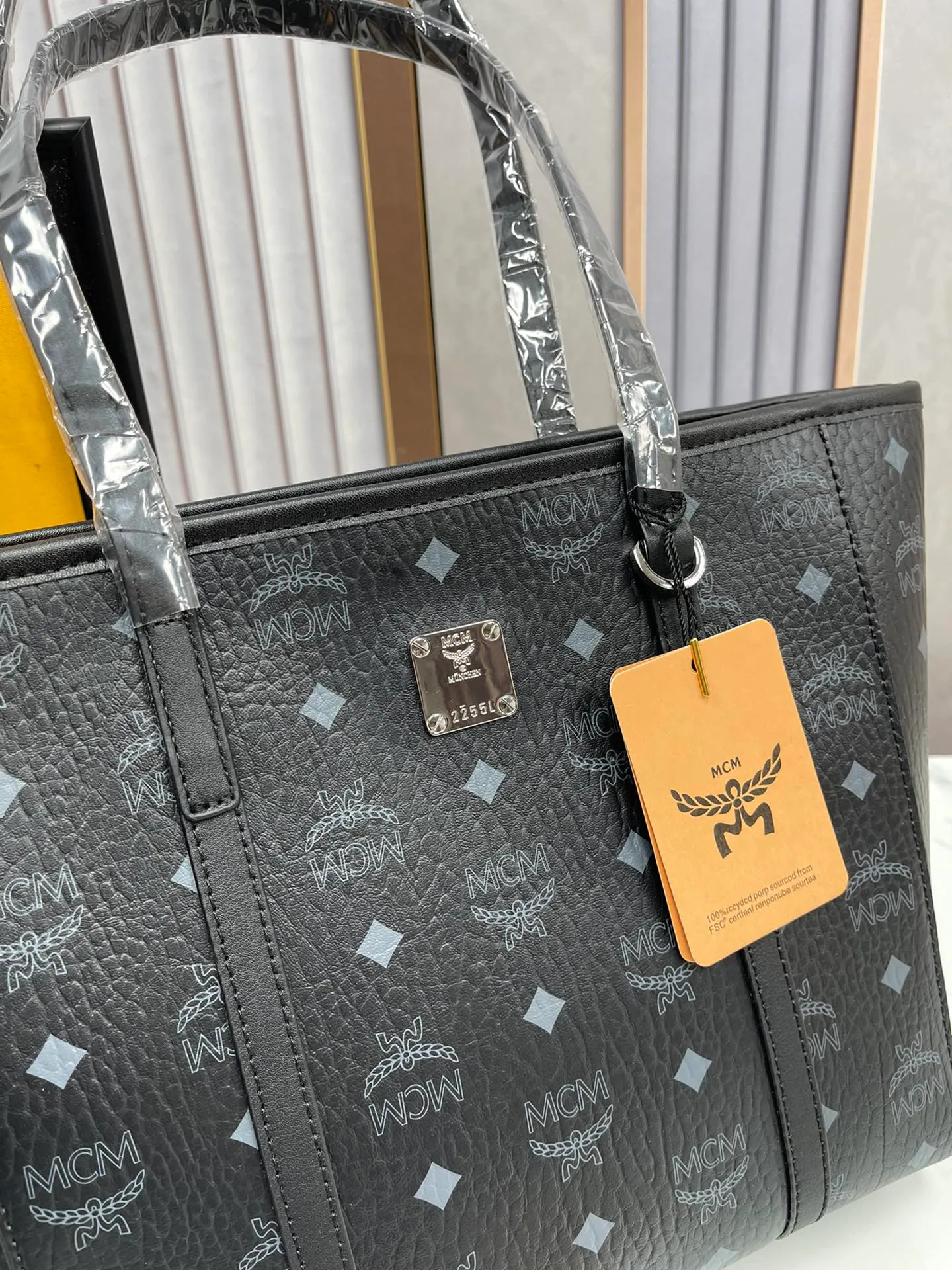 Batch 420💐MCM counter new vegetable basket·Small size [counter synchronization] with gift box🎁Packaging Model 0999 🦁️Toni shopping bag is made of classic Visetos material and decorated with soft Nappa leather trim. The trapezoidal shape combines aesthetic features with strong practicality. Inside, the luxurious cotton canvas compartment is printed with a chain-link pattern inspired by traditional street fashion, and a top zip closure keeps belongings safe. Size: 26*25 cm,
