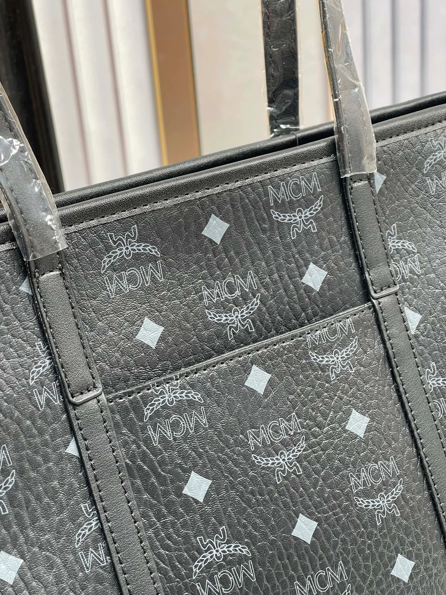 Batch 420💐MCM counter new vegetable basket·Small size [counter synchronization] with gift box🎁Packaging Model 0999 🦁️Toni shopping bag is made of classic Visetos material and decorated with soft Nappa leather trim. The trapezoidal shape combines aesthetic features with strong practicality. Inside, the luxurious cotton canvas compartment is printed with a chain-link pattern inspired by traditional street fashion, and a top zip closure keeps belongings safe. Size: 26*25 cm,