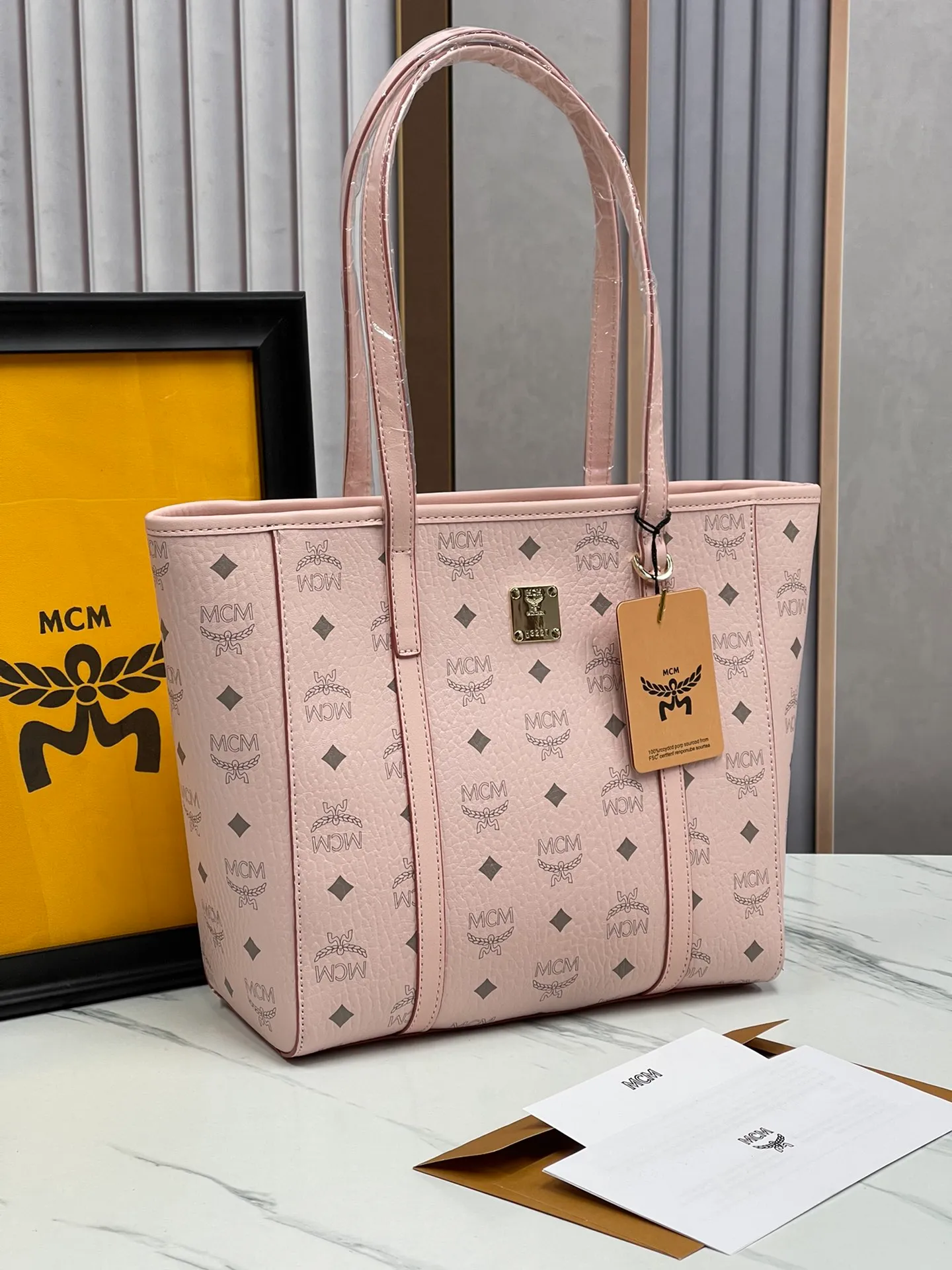 Batch 420💐MCM counter new vegetable basket·Small size [counter synchronization] with gift box🎁Packaging Model 0999 🦁️Toni shopping bag is made of classic Visetos material and decorated with soft Nappa leather trim. The trapezoidal shape combines aesthetic features with strong practicality. Inside, the luxurious cotton canvas compartment is printed with a chain-link pattern inspired by traditional street fashion, and a top zip closure keeps belongings safe. Size: 26*25 cm,