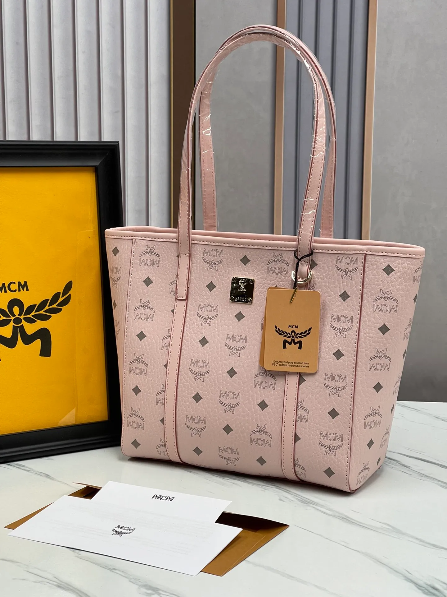 Batch 420💐MCM counter new vegetable basket·Small size [counter synchronization] with gift box🎁Packaging Model 0999 🦁️Toni shopping bag is made of classic Visetos material and decorated with soft Nappa leather trim. The trapezoidal shape combines aesthetic features with strong practicality. Inside, the luxurious cotton canvas compartment is printed with a chain-link pattern inspired by traditional street fashion, and a top zip closure keeps belongings safe. Size: 26*25 cm,