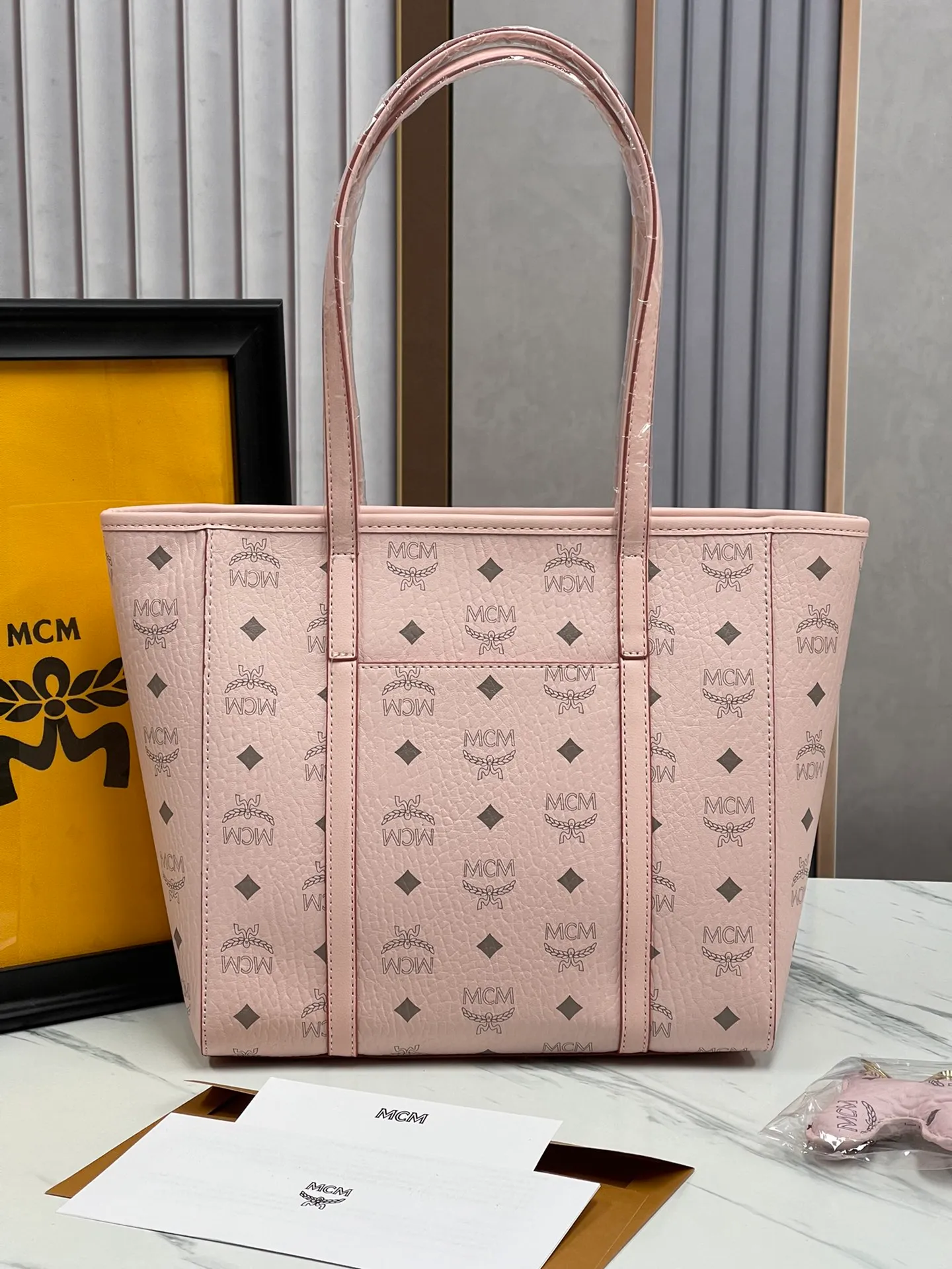Batch 420💐MCM counter new vegetable basket·Small size [counter synchronization] with gift box🎁Packaging Model 0999 🦁️Toni shopping bag is made of classic Visetos material and decorated with soft Nappa leather trim. The trapezoidal shape combines aesthetic features with strong practicality. Inside, the luxurious cotton canvas compartment is printed with a chain-link pattern inspired by traditional street fashion, and a top zip closure keeps belongings safe. Size: 26*25 cm,