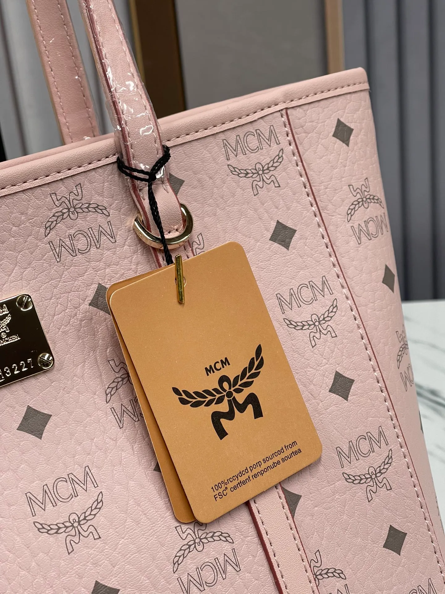 Batch 420💐MCM counter new vegetable basket·Small size [counter synchronization] with gift box🎁Packaging Model 0999 🦁️Toni shopping bag is made of classic Visetos material and decorated with soft Nappa leather trim. The trapezoidal shape combines aesthetic features with strong practicality. Inside, the luxurious cotton canvas compartment is printed with a chain-link pattern inspired by traditional street fashion, and a top zip closure keeps belongings safe. Size: 26*25 cm,