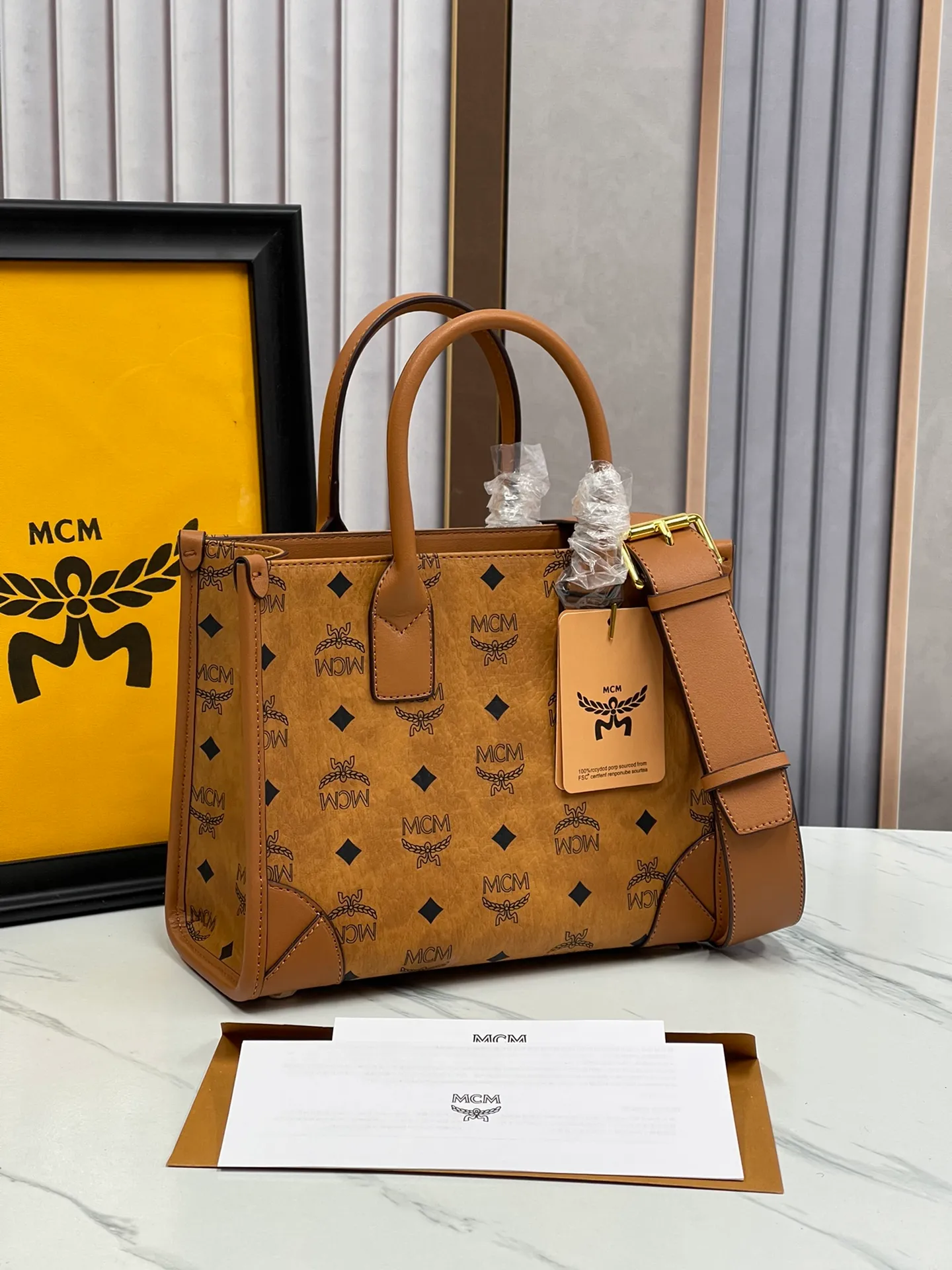 Batch 430💰MCM upgraded version·High quality💐 Packed in a gift box [Exclusive real shot] Model 051 small hand-held crossbody bag👜𝐝𝐩 Exclusive®️Presbyopia printed all over This small München handbag highlights the immortal spirit of the Bavarian capital. Form follows function, resulting in a bag with a sophisticated silhouette and a detailed, expandable interior with spacious compartments. The removable Visetos clutch becomes a hidden surprise and can be used alone as a companion bag for short trips. Carry this bag in your hand via the soft leather handles, or wear it with the leather shoulder strap for sophisticated hands-free functionality. Size: 24*11*19cm Shoulder strap: 96-112cm detachable Handle: Drop length 7cm Opening and closing: Hook and button opening Color: Cognac